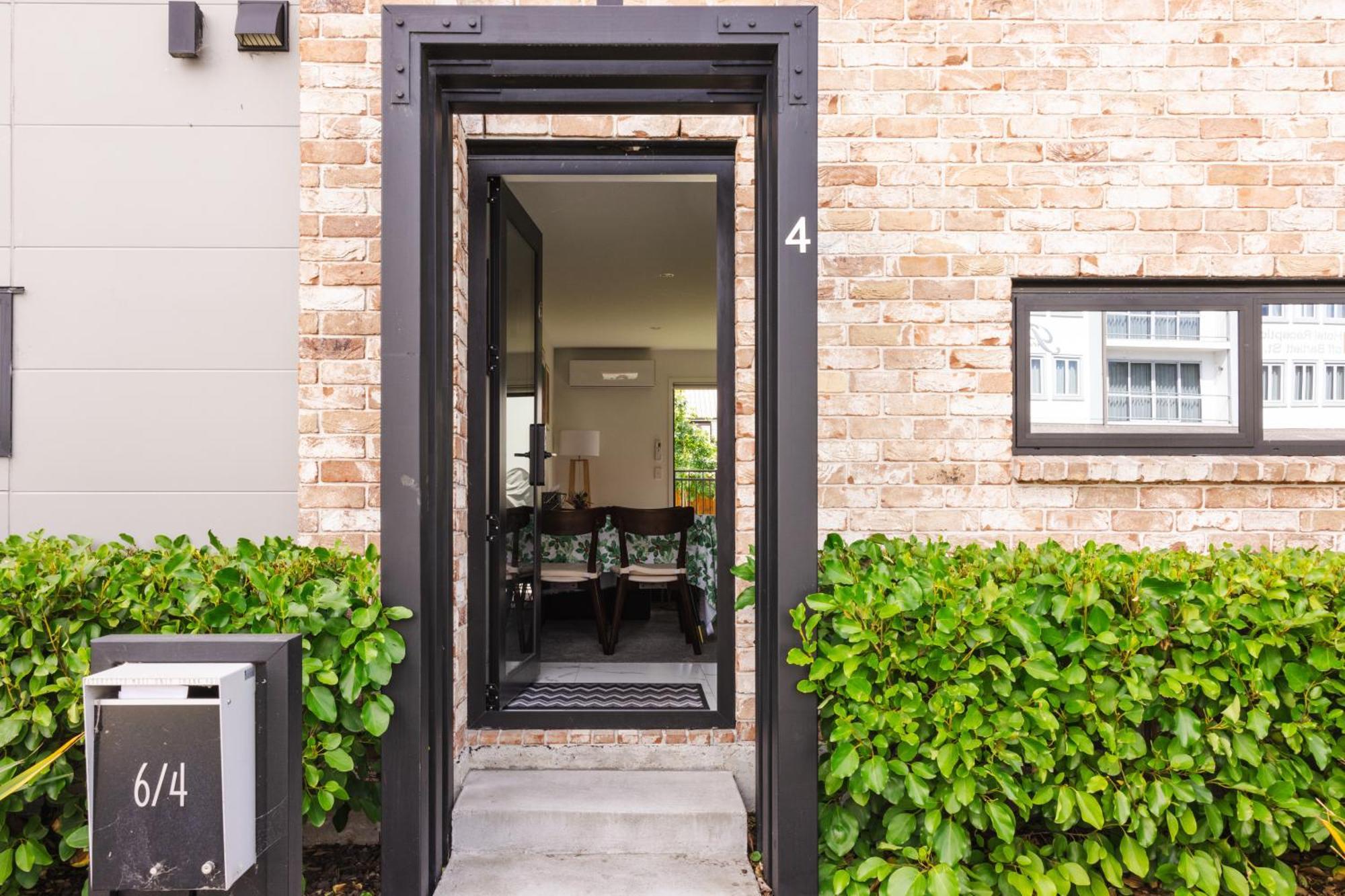 Modern 2 Bedroom By Hagley Park Holiday home *
