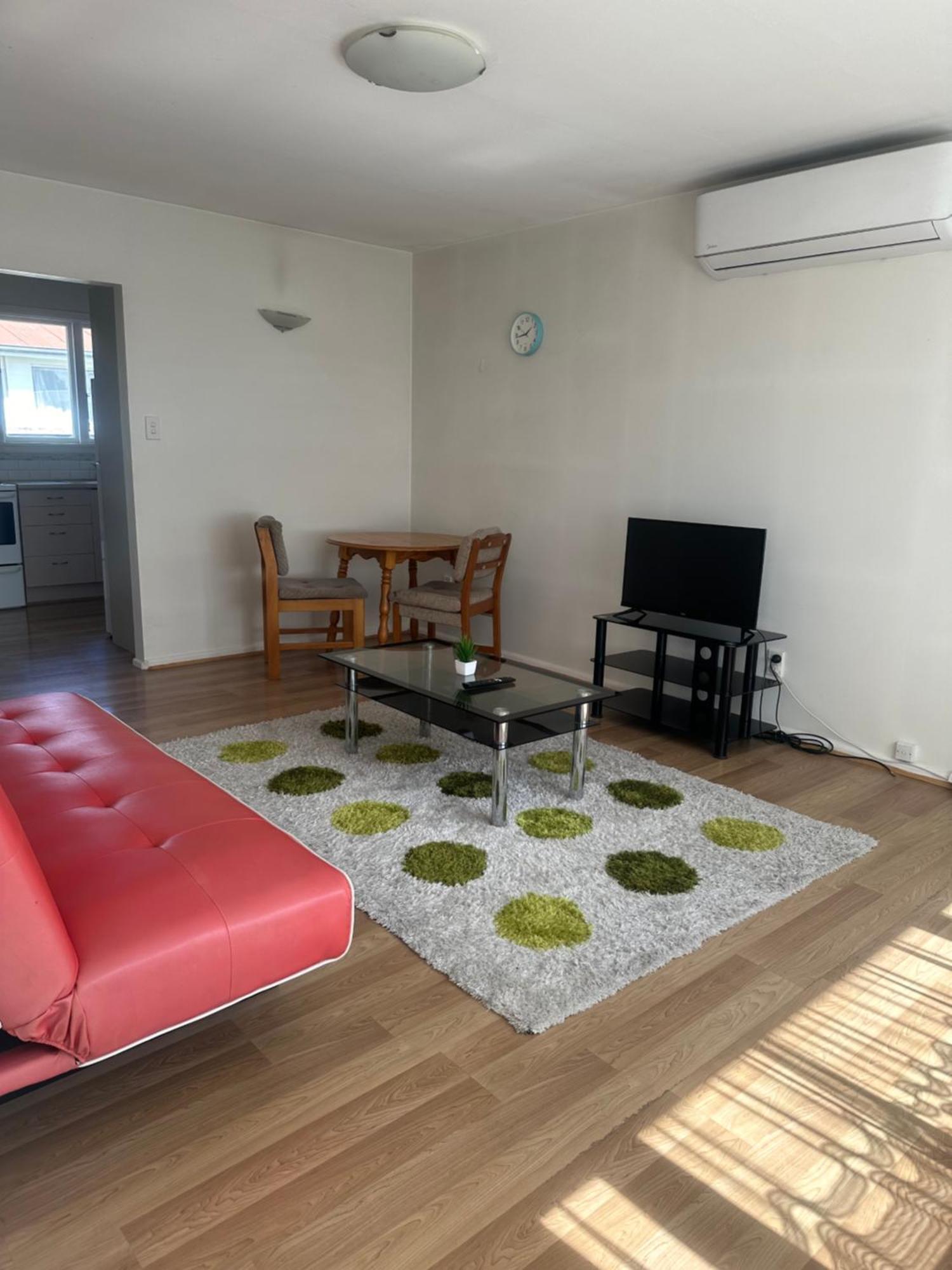 Spacious 1-Bedroom 1960 Unit Close To City With Public Transport Right At The Doorstep * Christchurch
