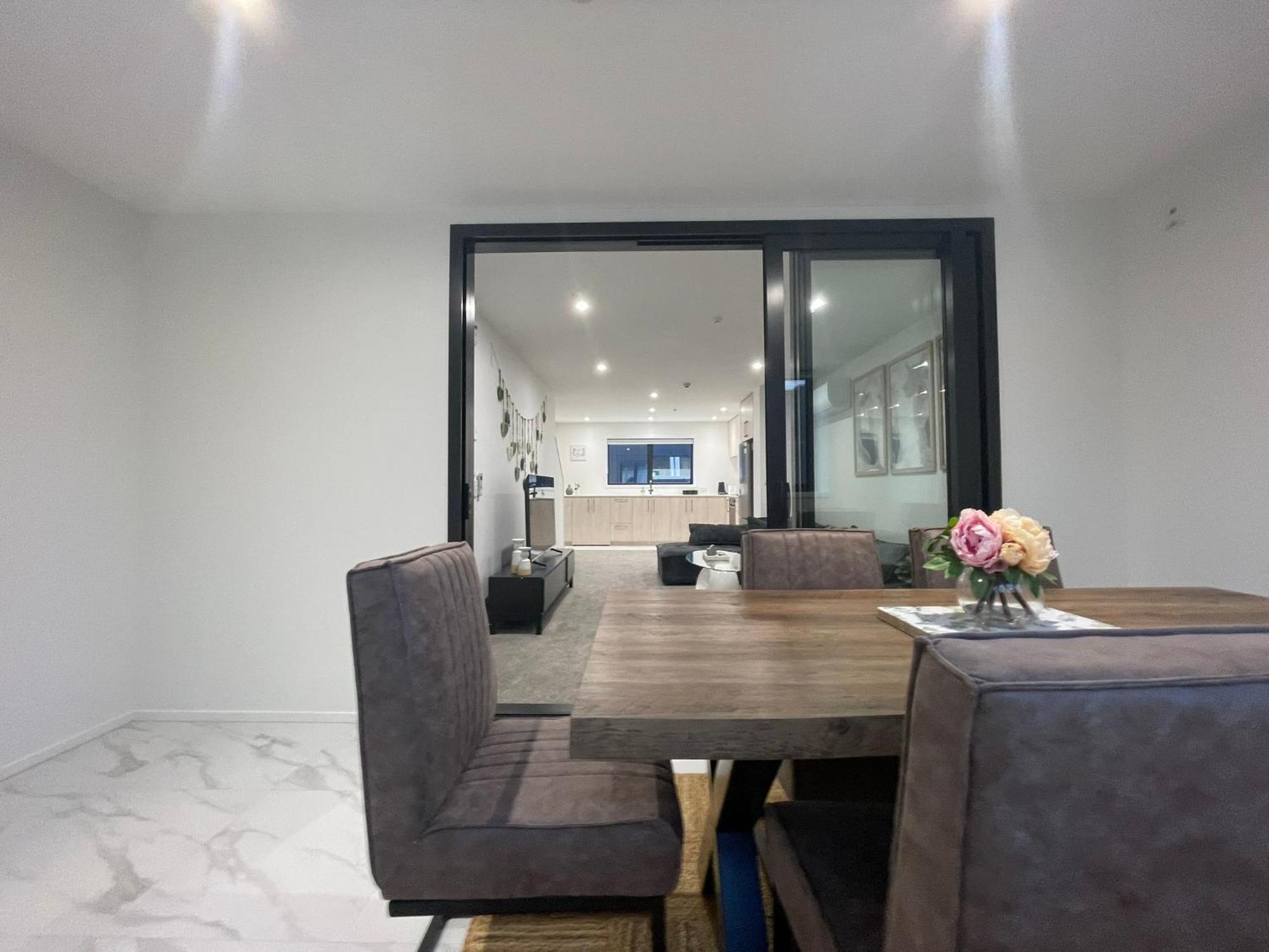 Luxury Cbd 2 Bed Near Riverside Market Free Parking! *