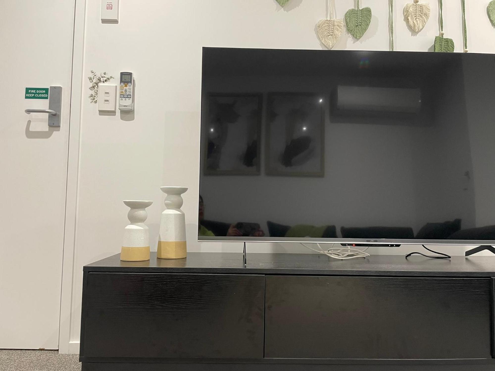 Luxury Cbd 2 Bed Near Riverside Market Free Parking! *