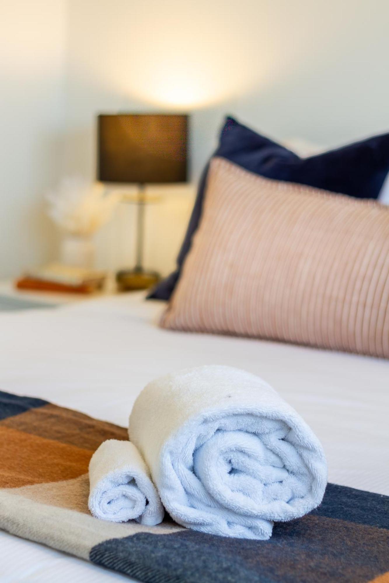 2 Bed Escape, Heart Of Riccarton W/carpark