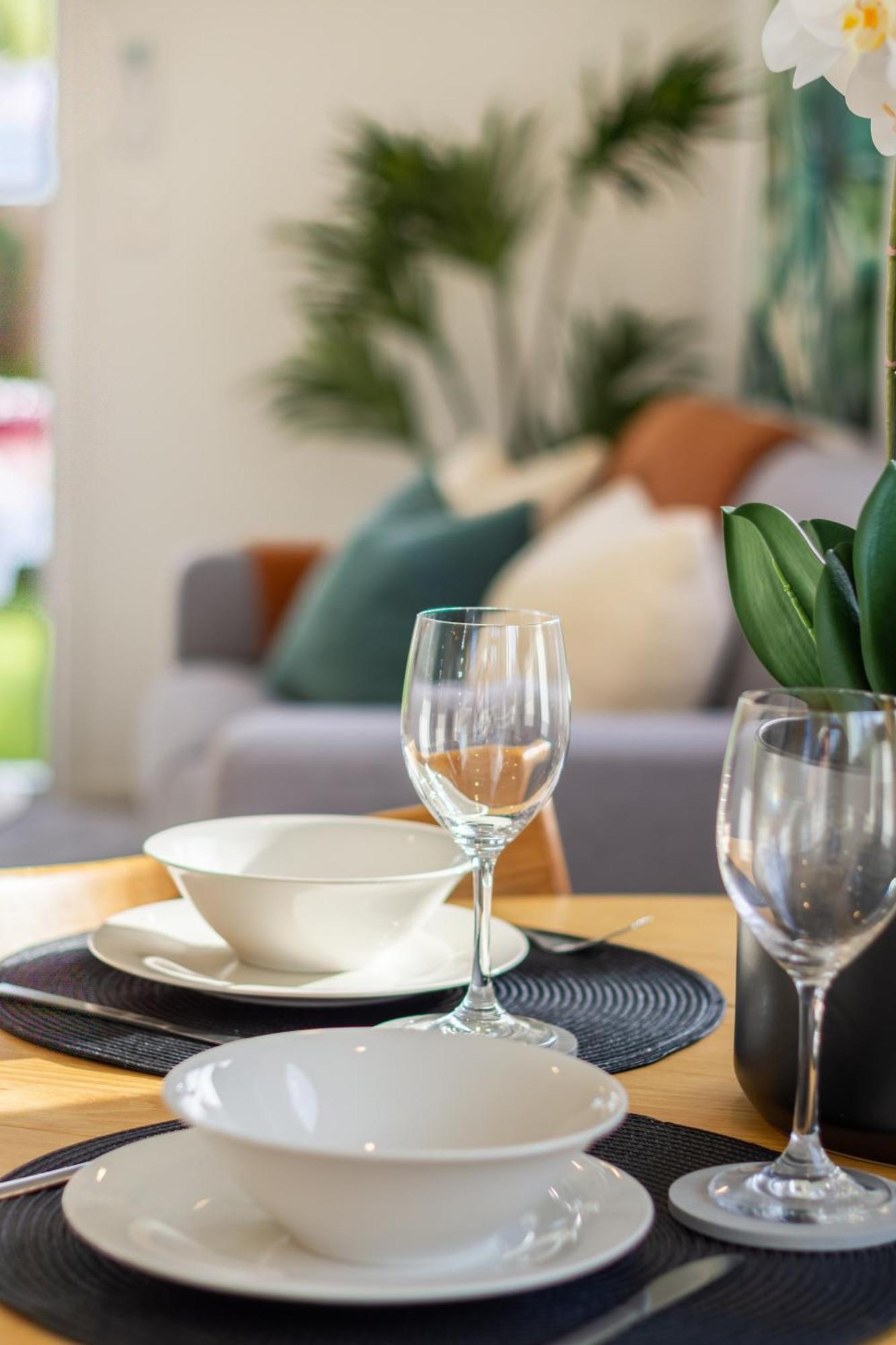 2 Bed Escape, Heart Of Riccarton W/carpark Apartment