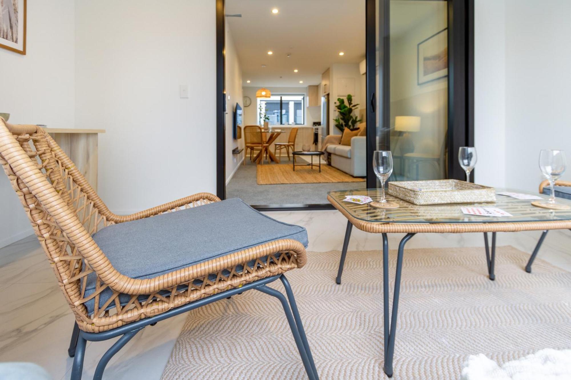 In The Heart Of It All: 2 Bed Cbd Townhouse Apartment *