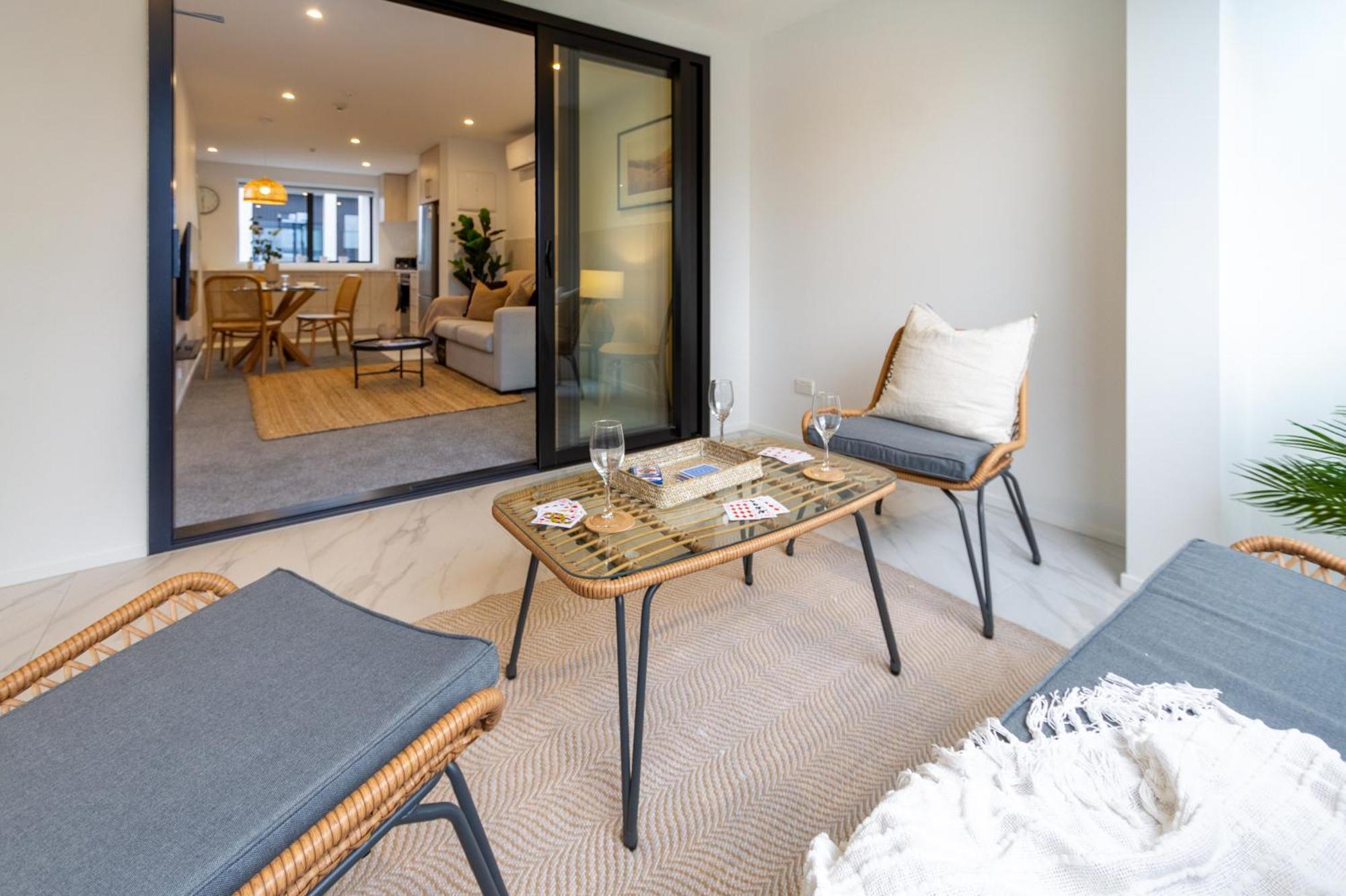 In The Heart Of It All: 2 Bed Cbd Townhouse * Christchurch