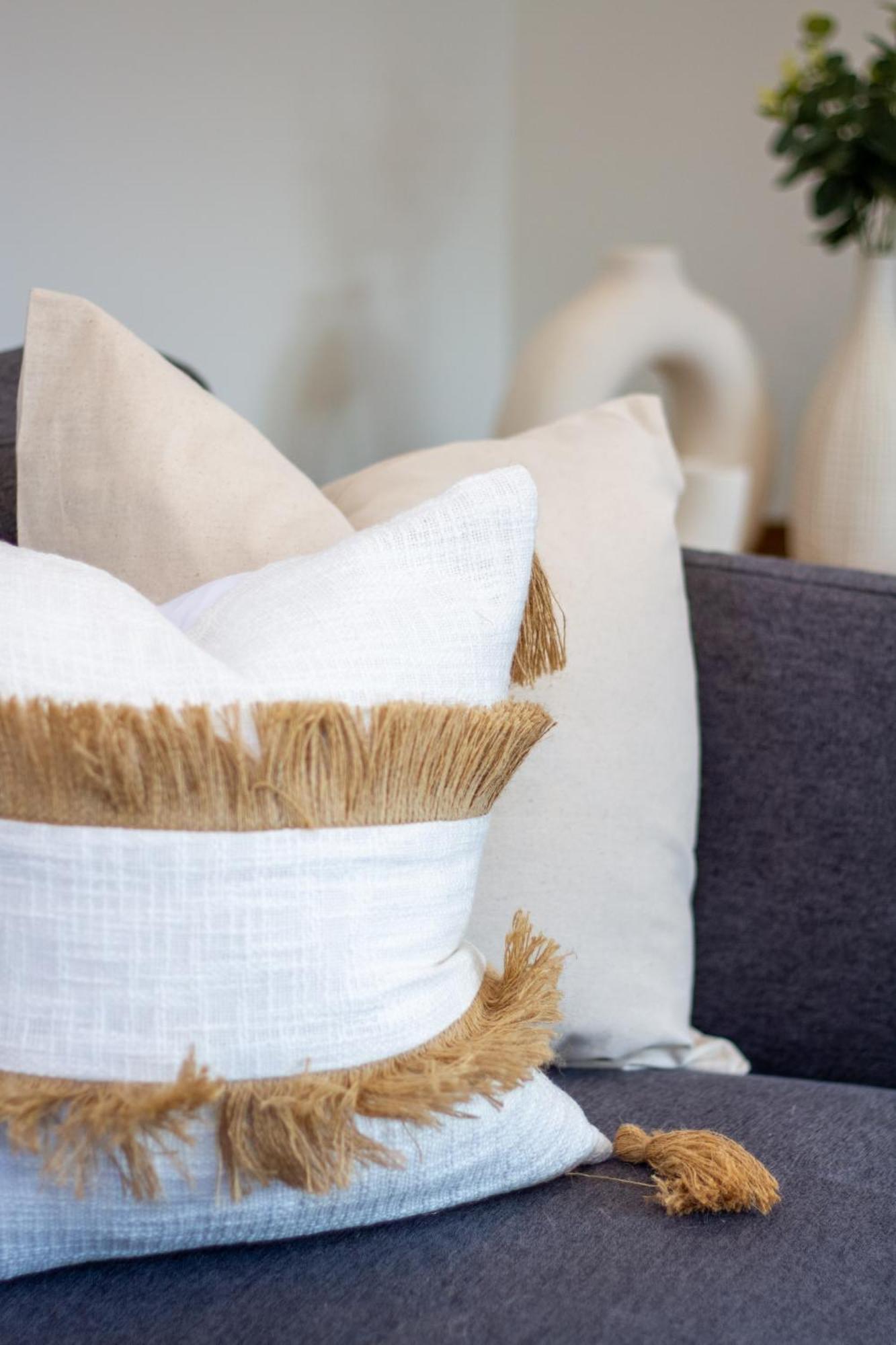 Sunsoaked & Stylish 3 Bed, 1.5 Bath W Garage Apartment Christchurch