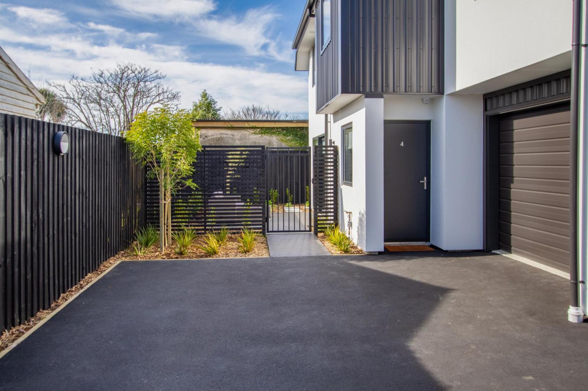 Sunsoaked & Stylish 3 Bed, 1.5 Bath W Garage Apartment Christchurch