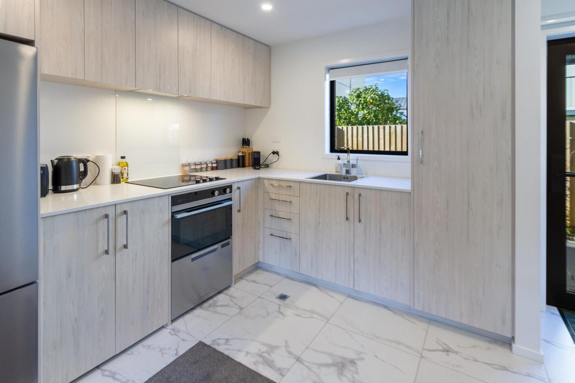 Vibrant Pad 2 Bed 1 Bath With Park Apartment