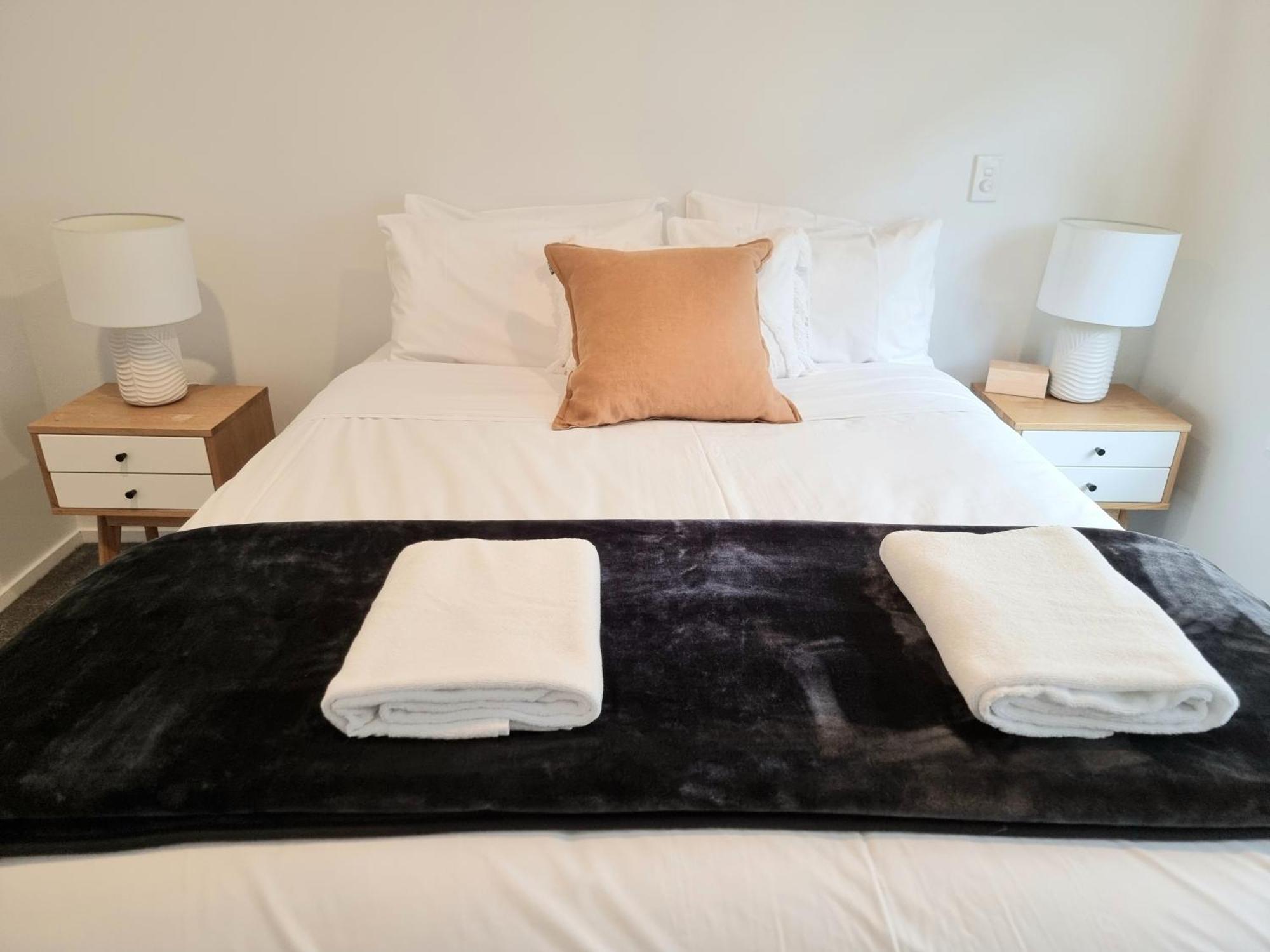 2brm 2bth Townhouse Free Carpark