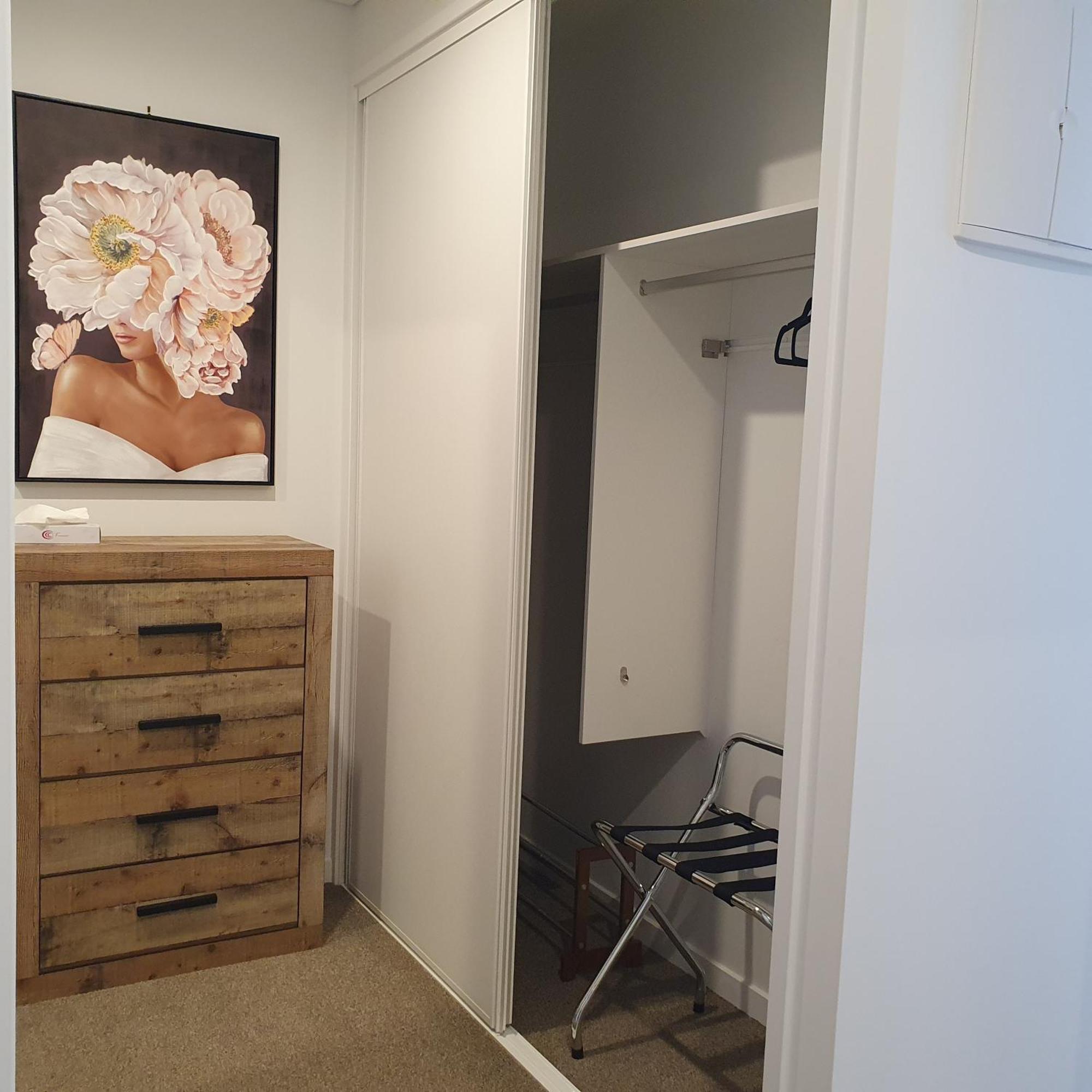 Modern, Ground Floor , Cbd, Free Parking, 2-3 Beds