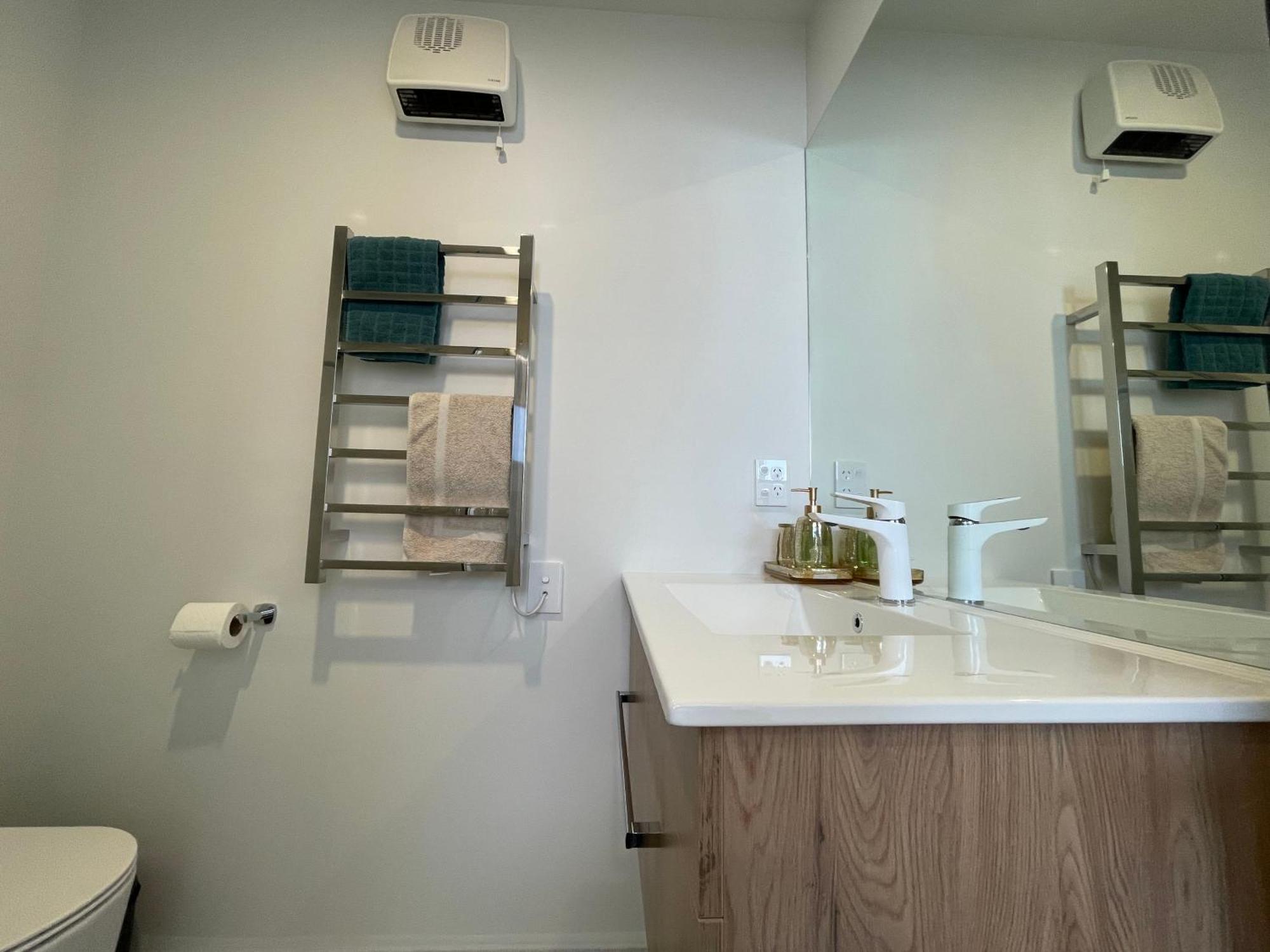 Apartment Luxury 2 Bedroom Townhouse Opposite Merivale Mall