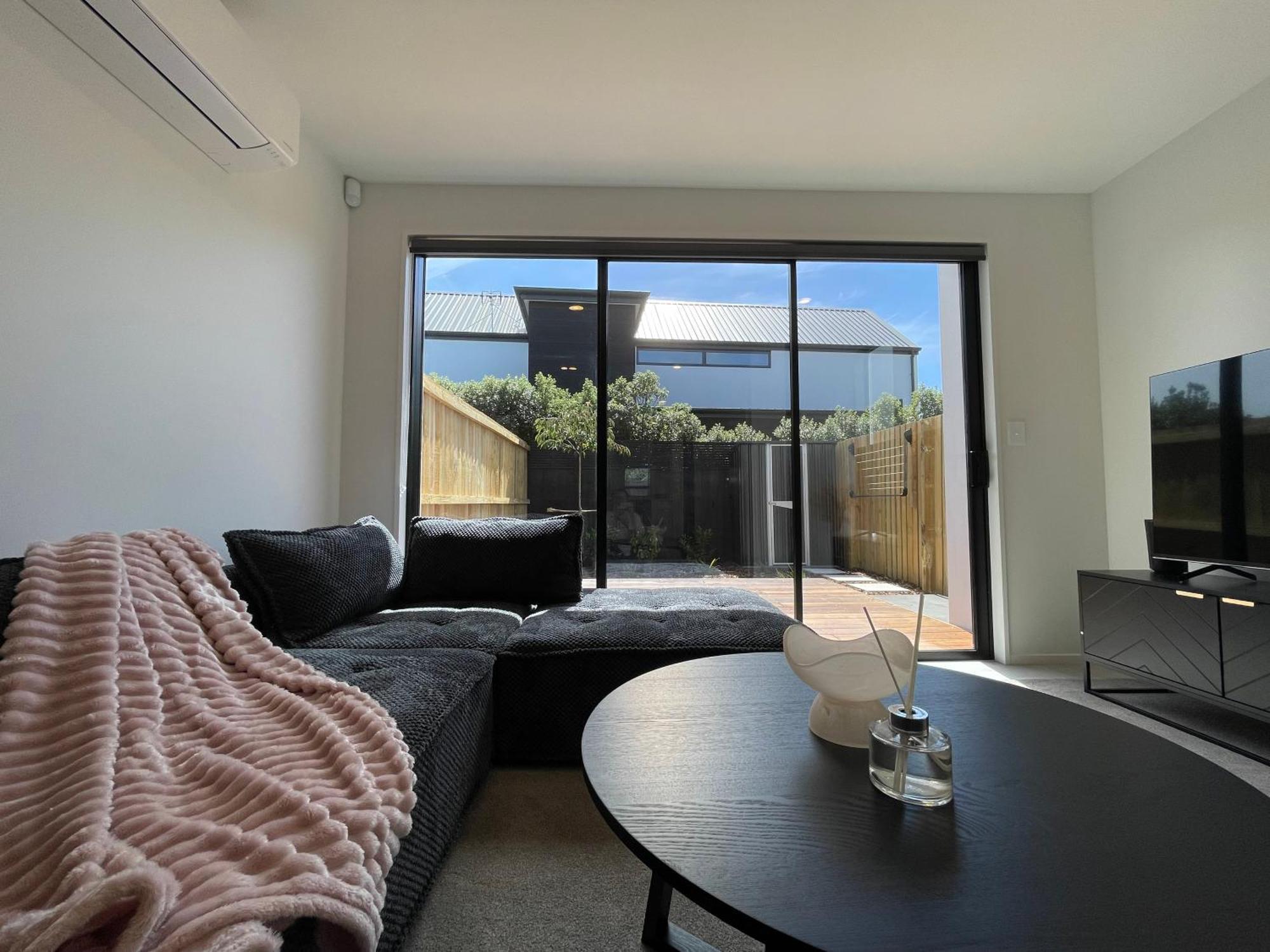 Luxury 2 Bedroom Townhouse Opposite Merivale Mall *