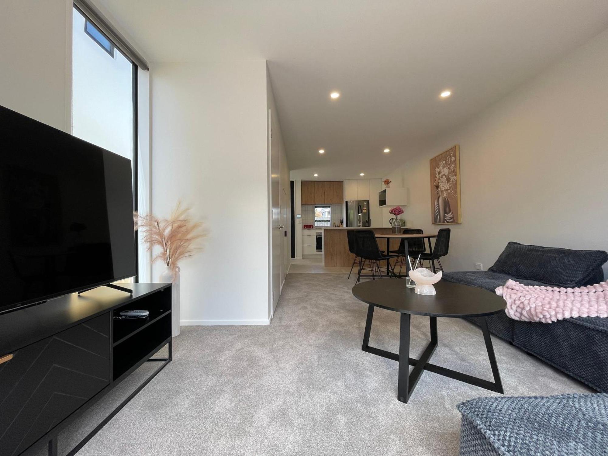 Luxury 2 Bedroom Townhouse Opposite Merivale Mall *