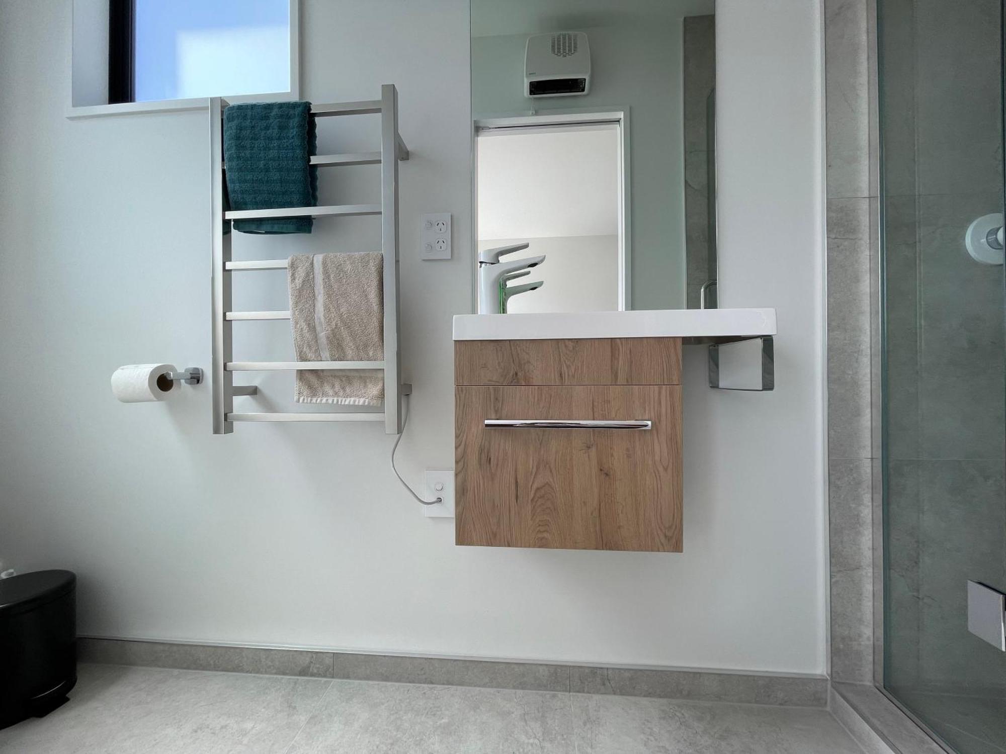Luxury 2 Bedroom Townhouse Opposite Merivale Mall * Christchurch