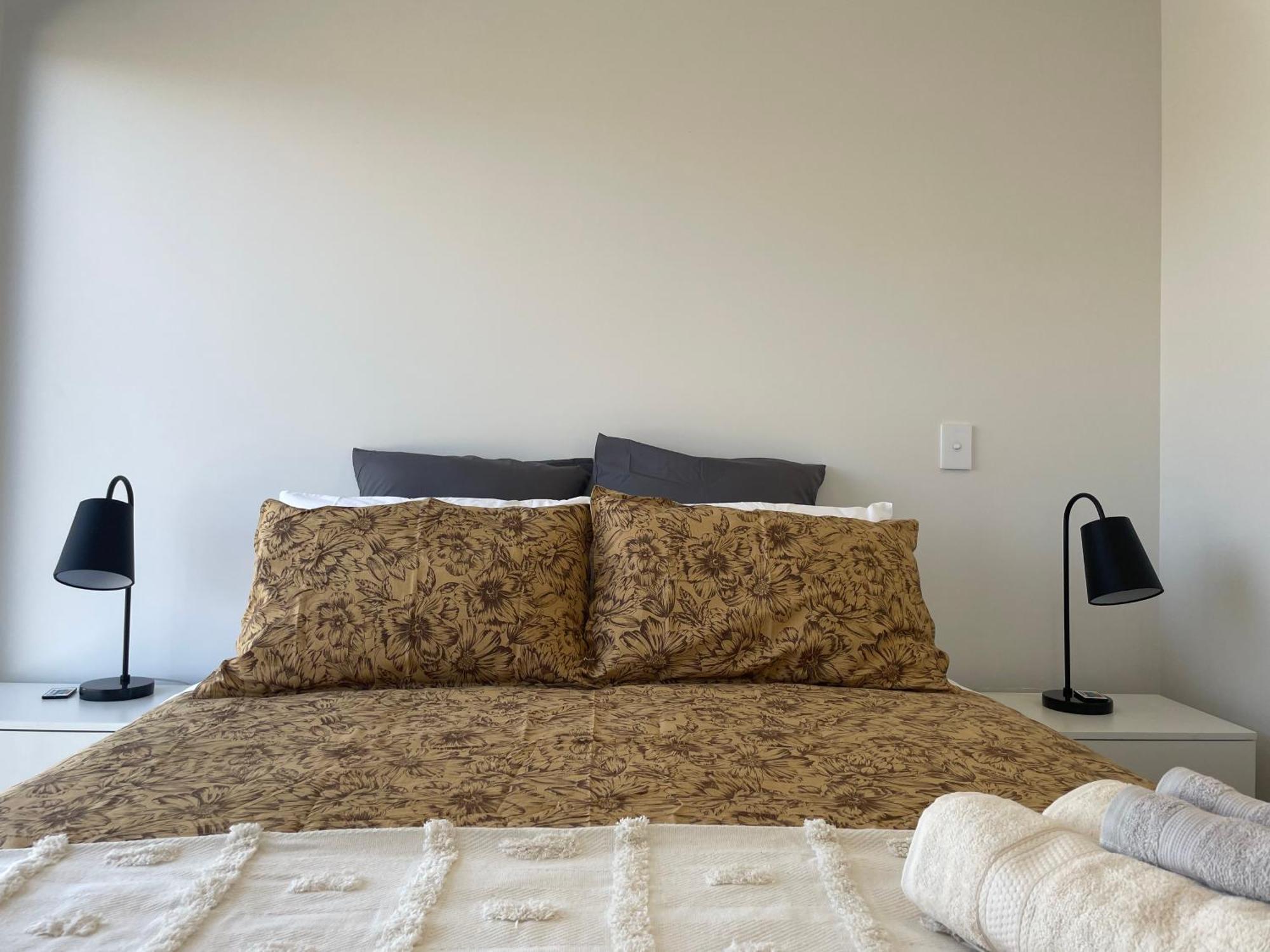 Apartment Luxury 2 Bedroom Townhouse Opposite Merivale Mall *