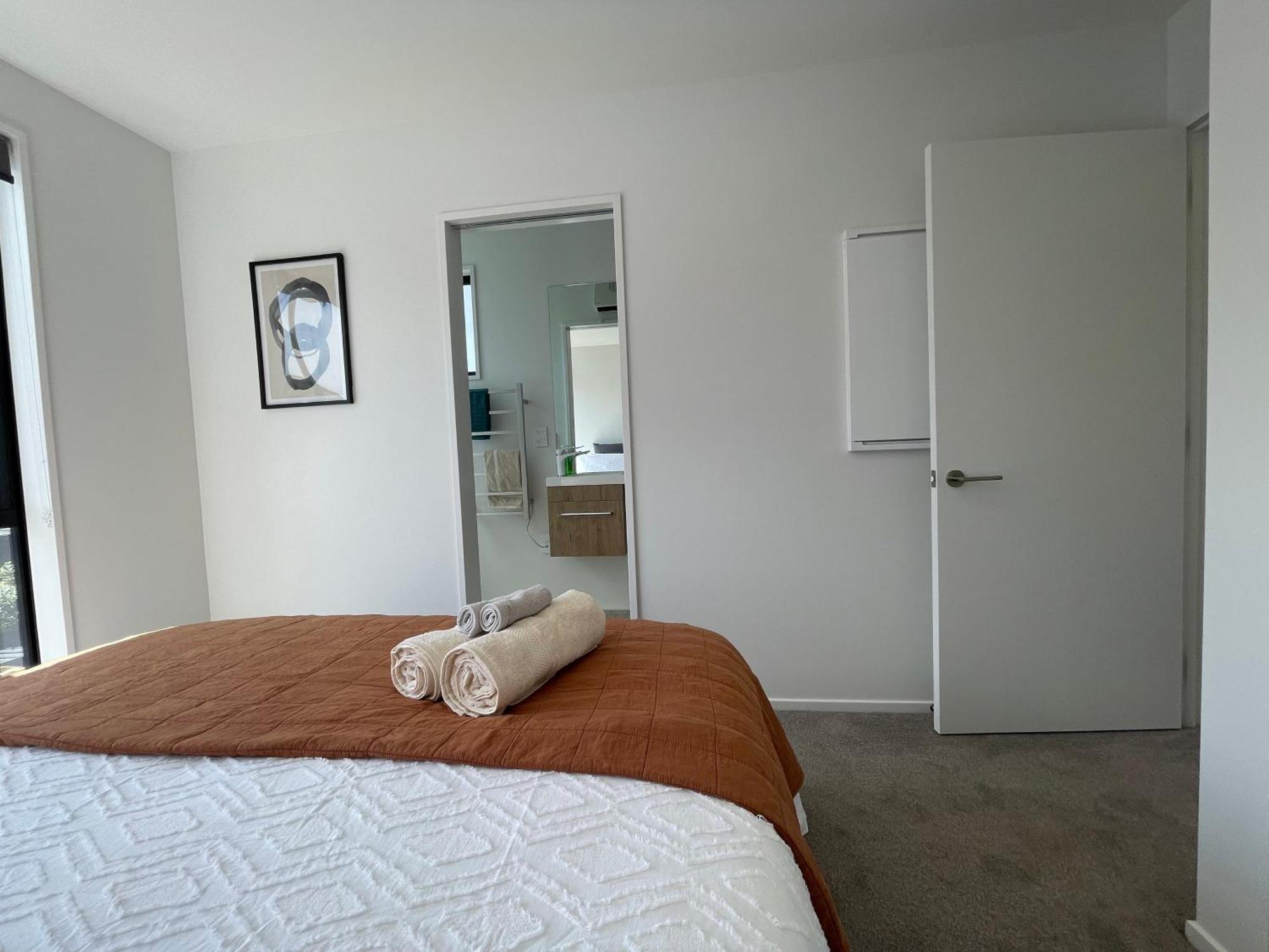 Luxury 2 Bedroom Townhouse Opposite Merivale Mall * Christchurch