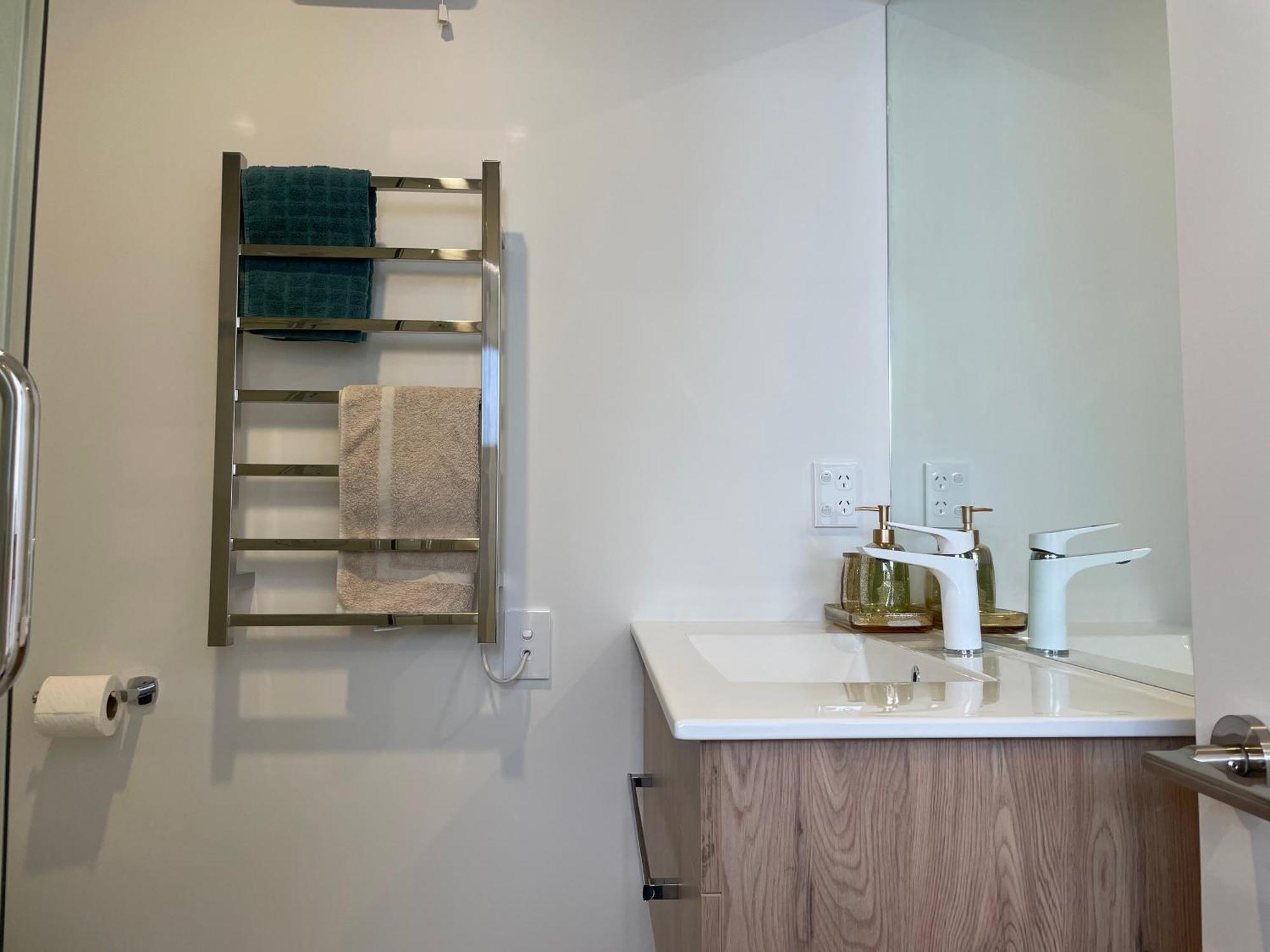 Luxury 2 Bedroom Townhouse Opposite Merivale Mall Apartment
