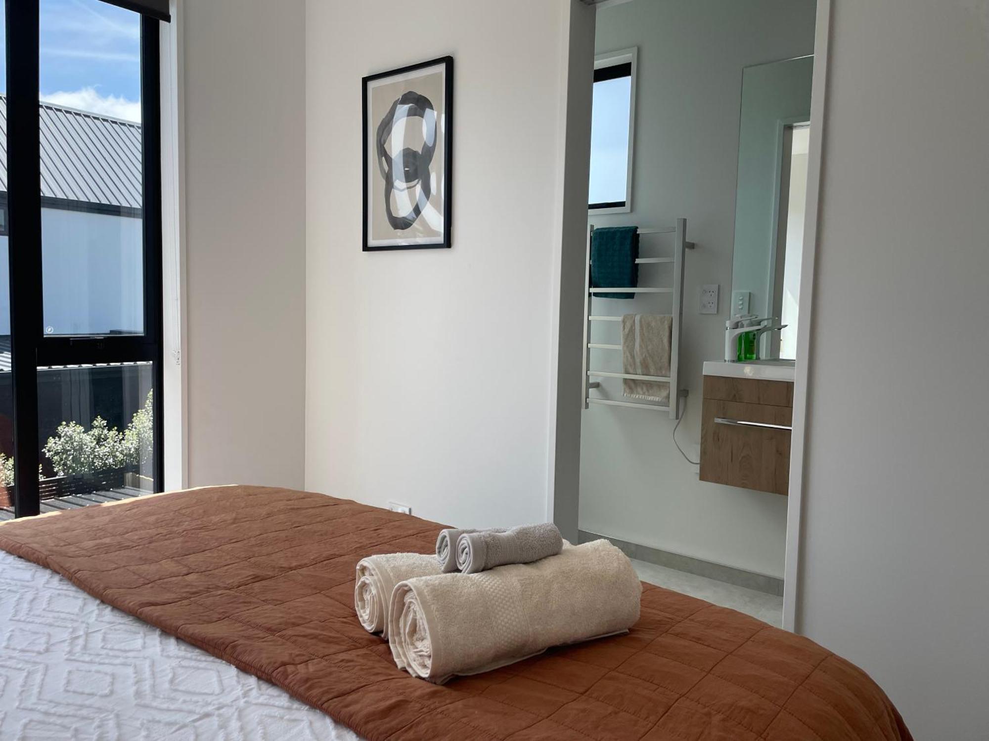 Luxury 2 Bedroom Townhouse Opposite Merivale Mall *