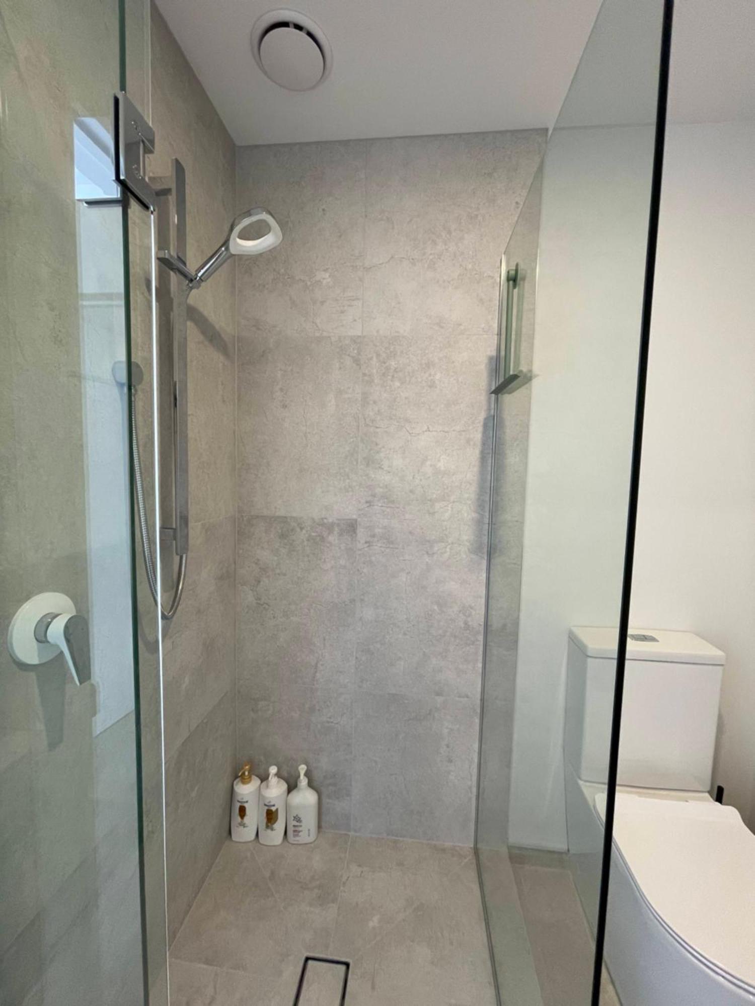 Luxury 2 Bedroom Townhouse Opposite Merivale Mall Apartment *