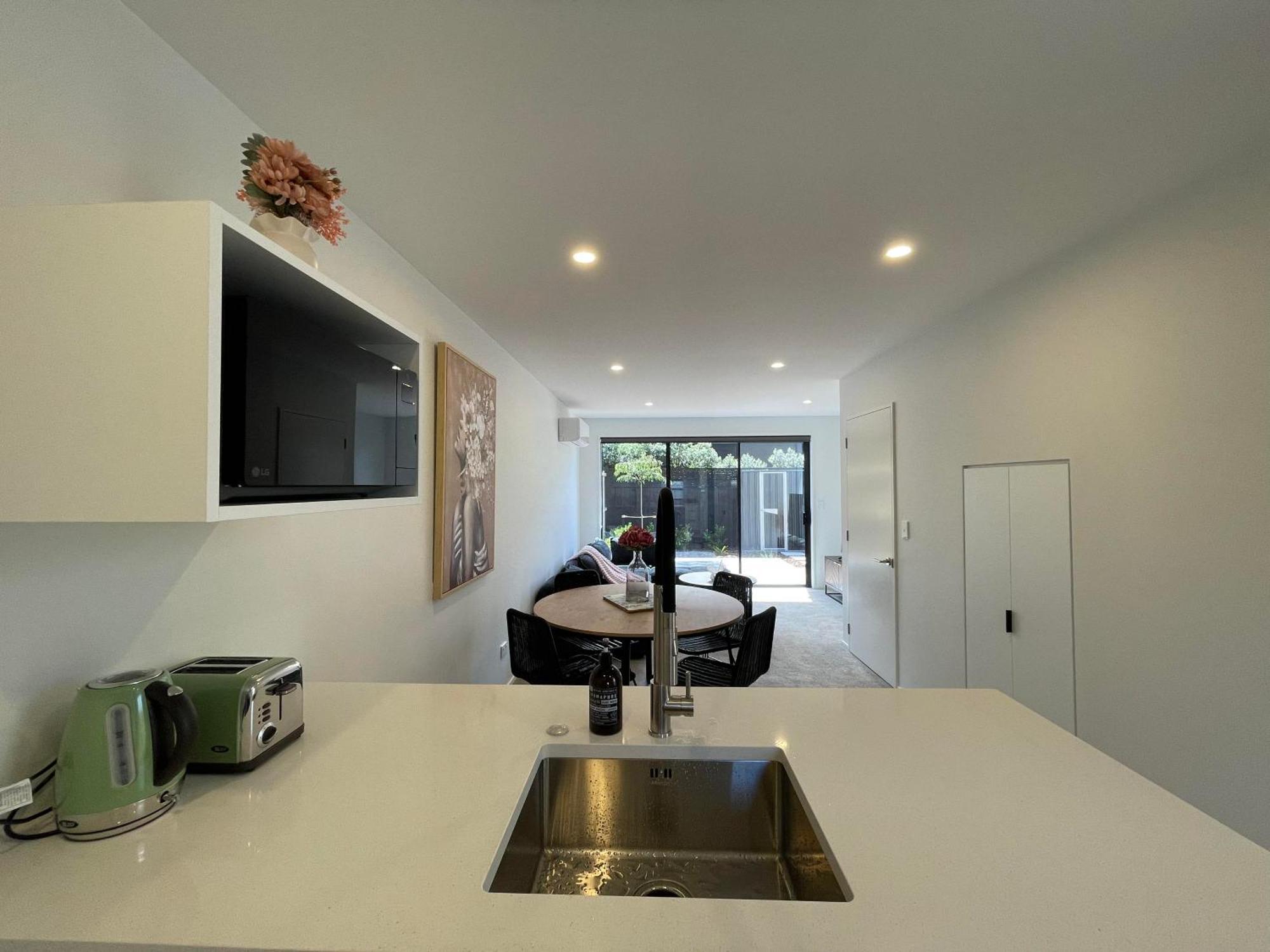 Luxury 2 Bedroom Townhouse Opposite Merivale Mall Apartment *