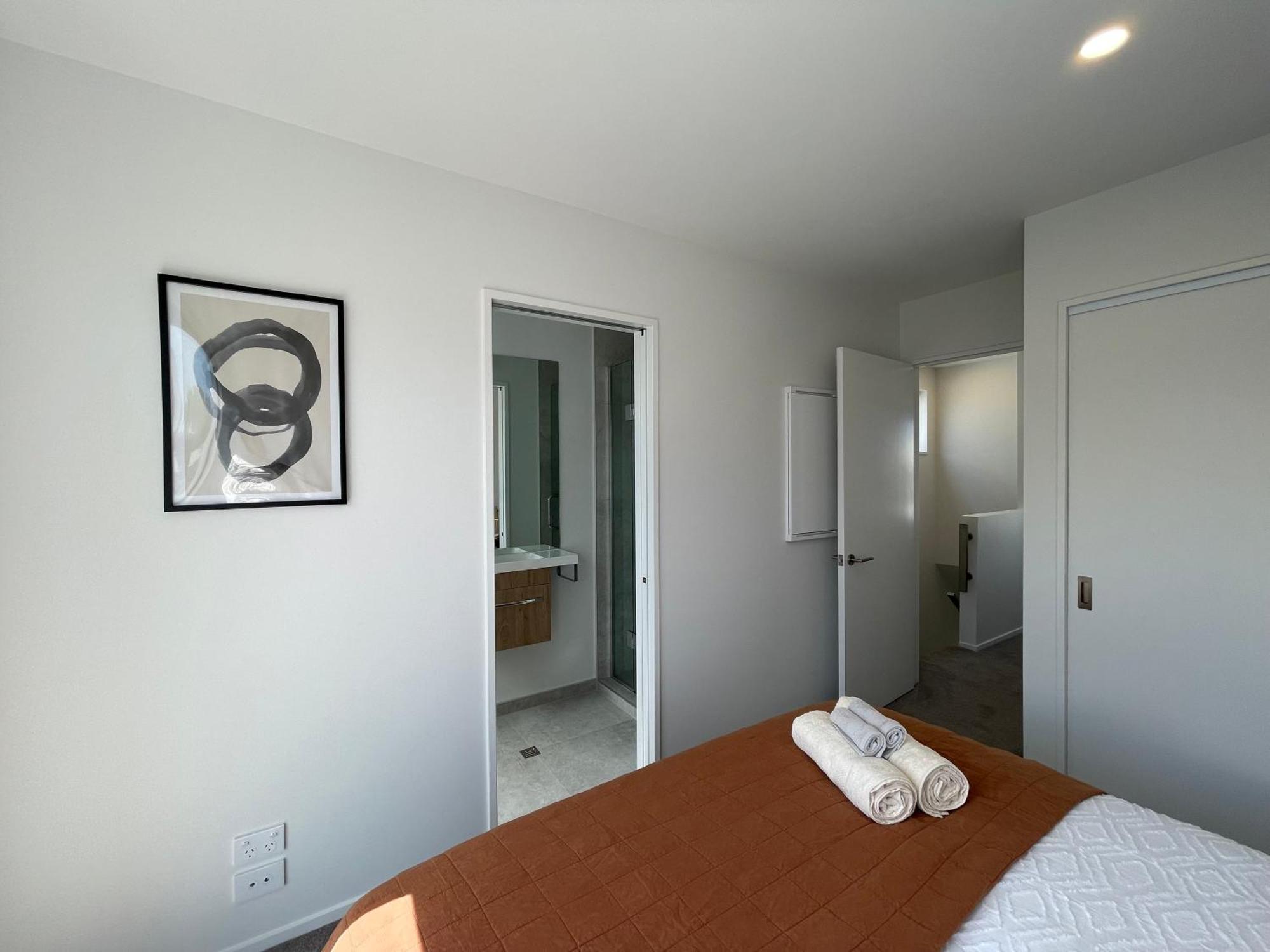 Apartment Luxury 2 Bedroom Townhouse Opposite Merivale Mall
