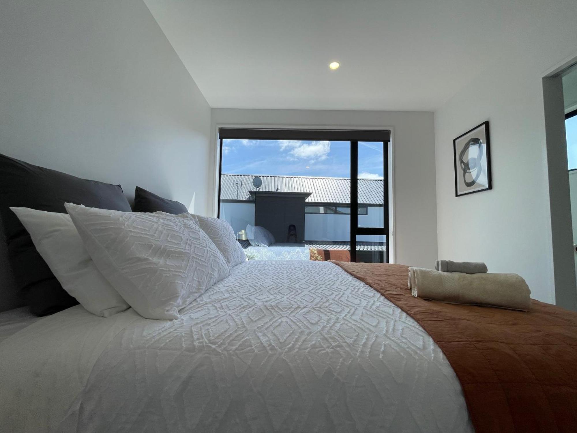 Apartment Luxury 2 Bedroom Townhouse Opposite Merivale Mall *