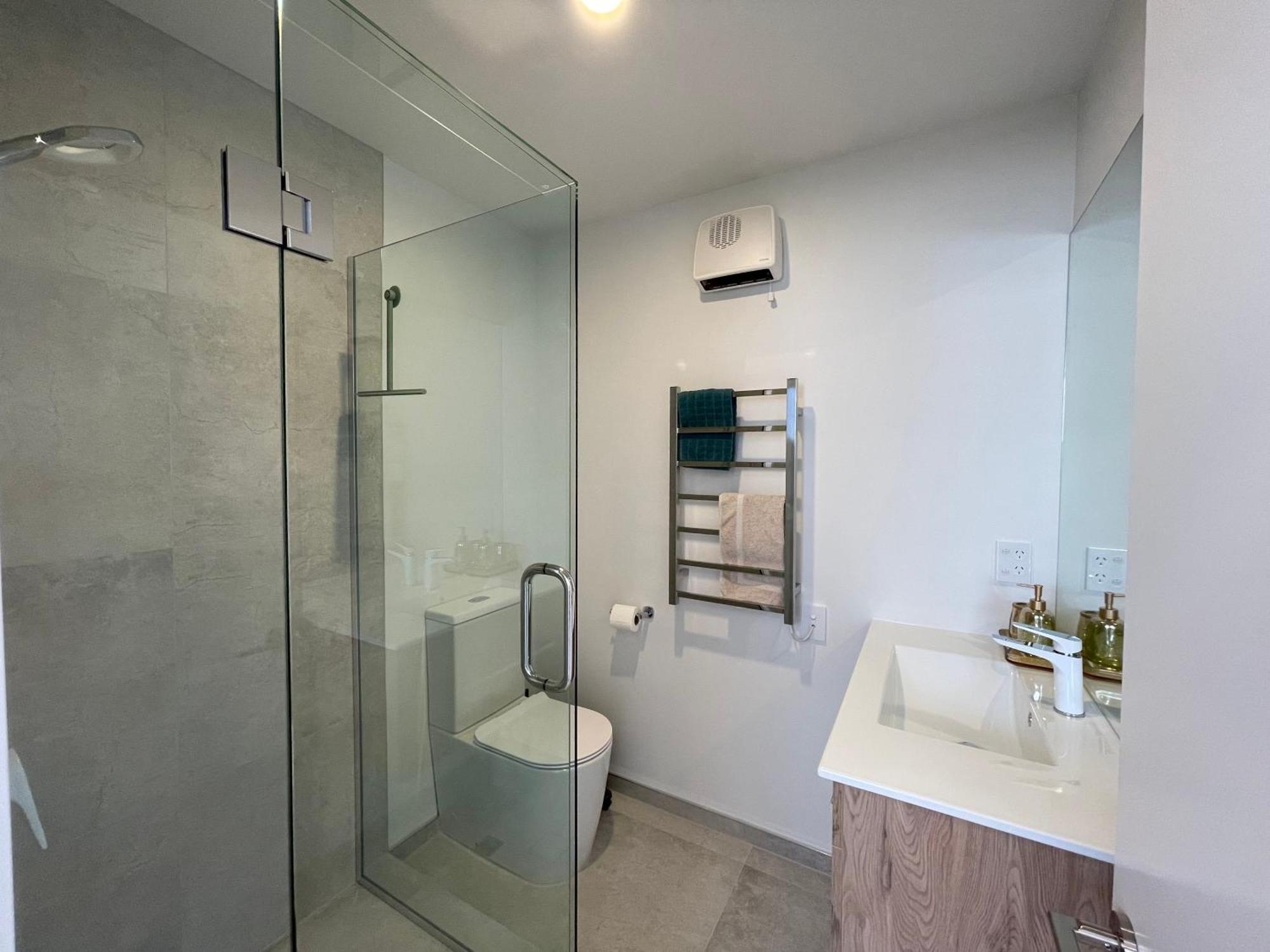 Luxury 2 Bedroom Townhouse Opposite Merivale Mall Apartment *