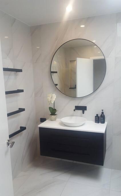 Modern Two-bedroom In Merivale Apartment