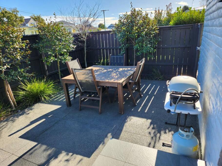 Modern Two-bedroom In Merivale *