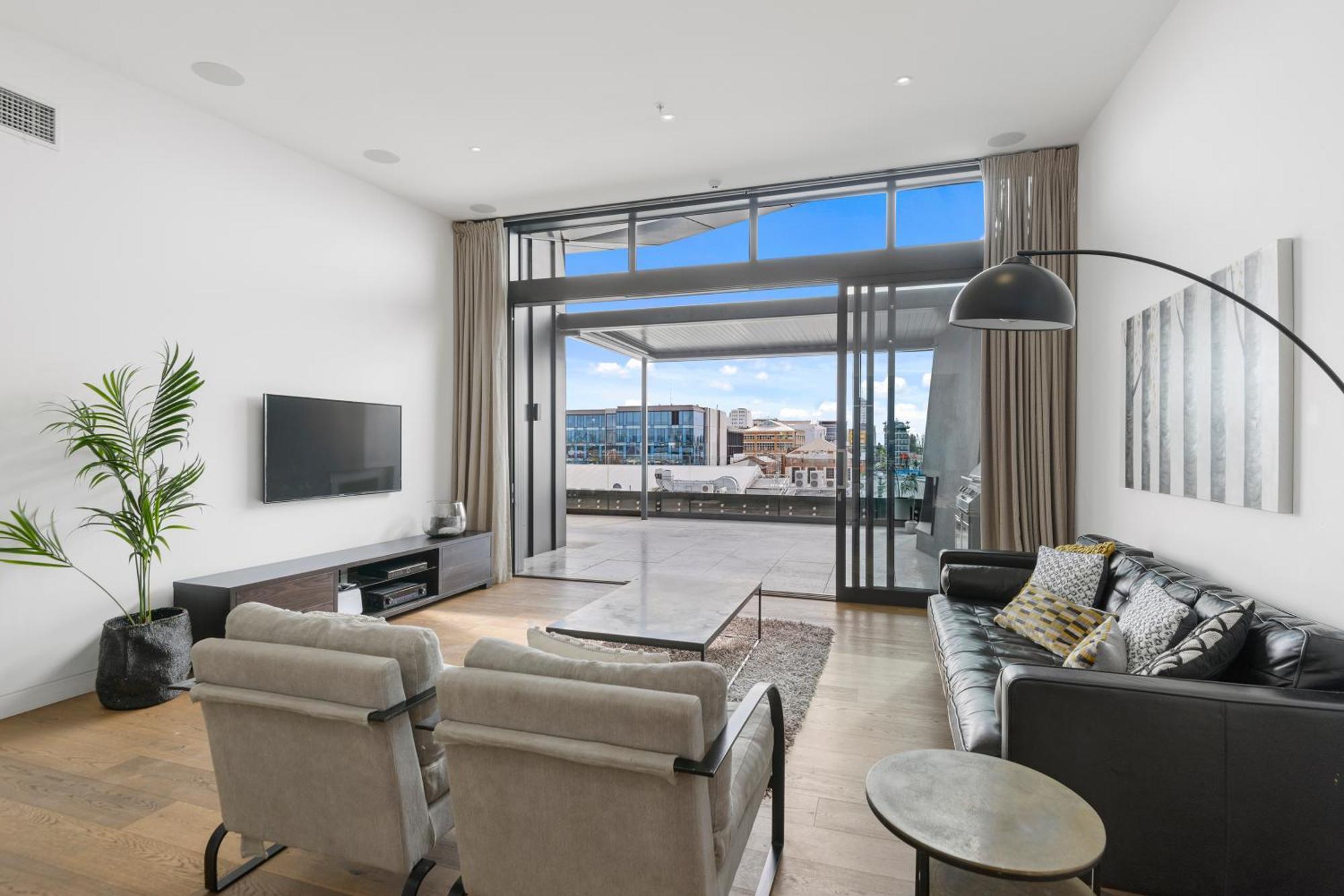 Penthouse In The Apartment *