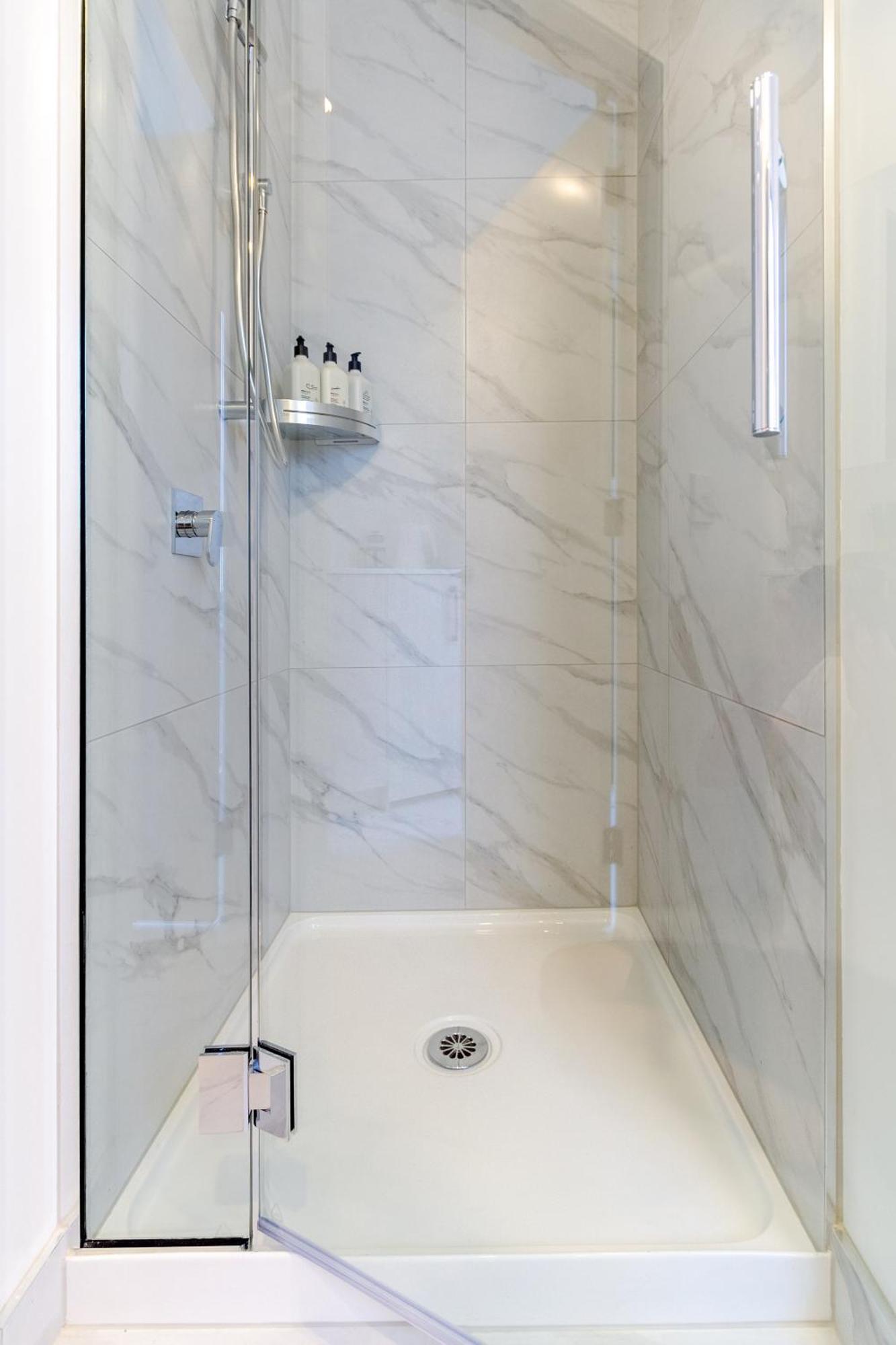 Apartment Urban Retreat At 8 Wilmer: Upper Level Gem *