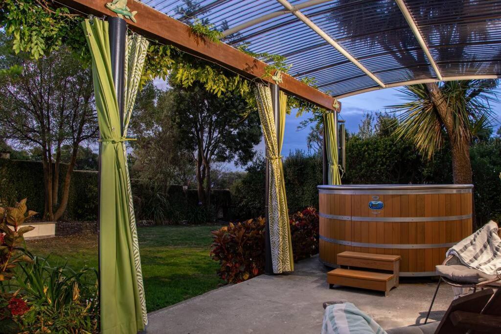 Sunrise Serenity With Hot Tub * Christchurch