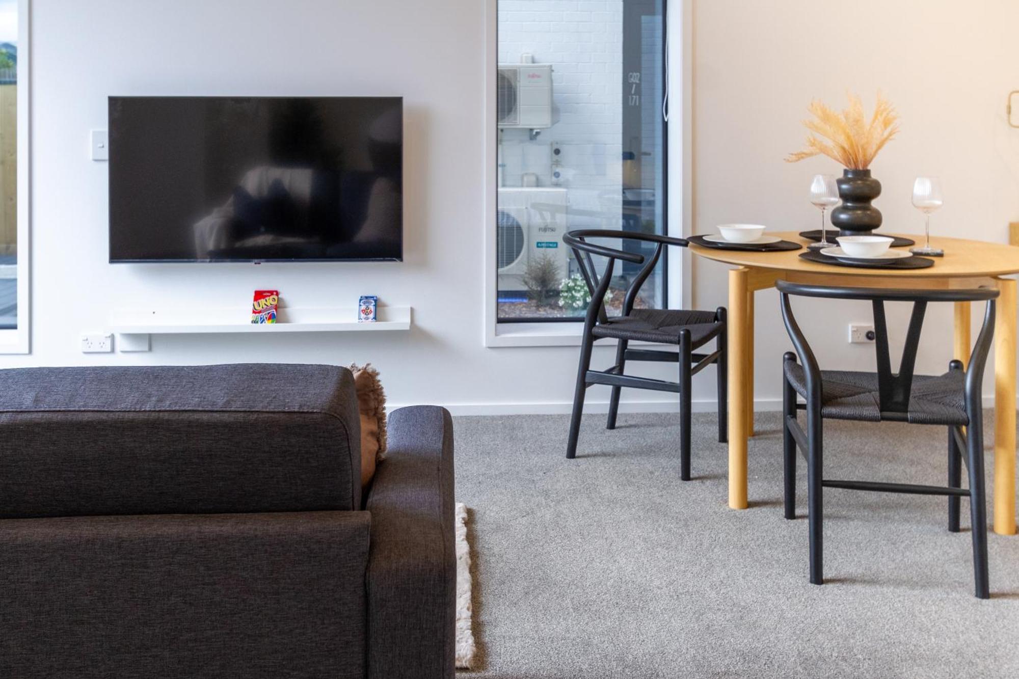 Single Level Studio, Cbd Escape: King Bed Apartment