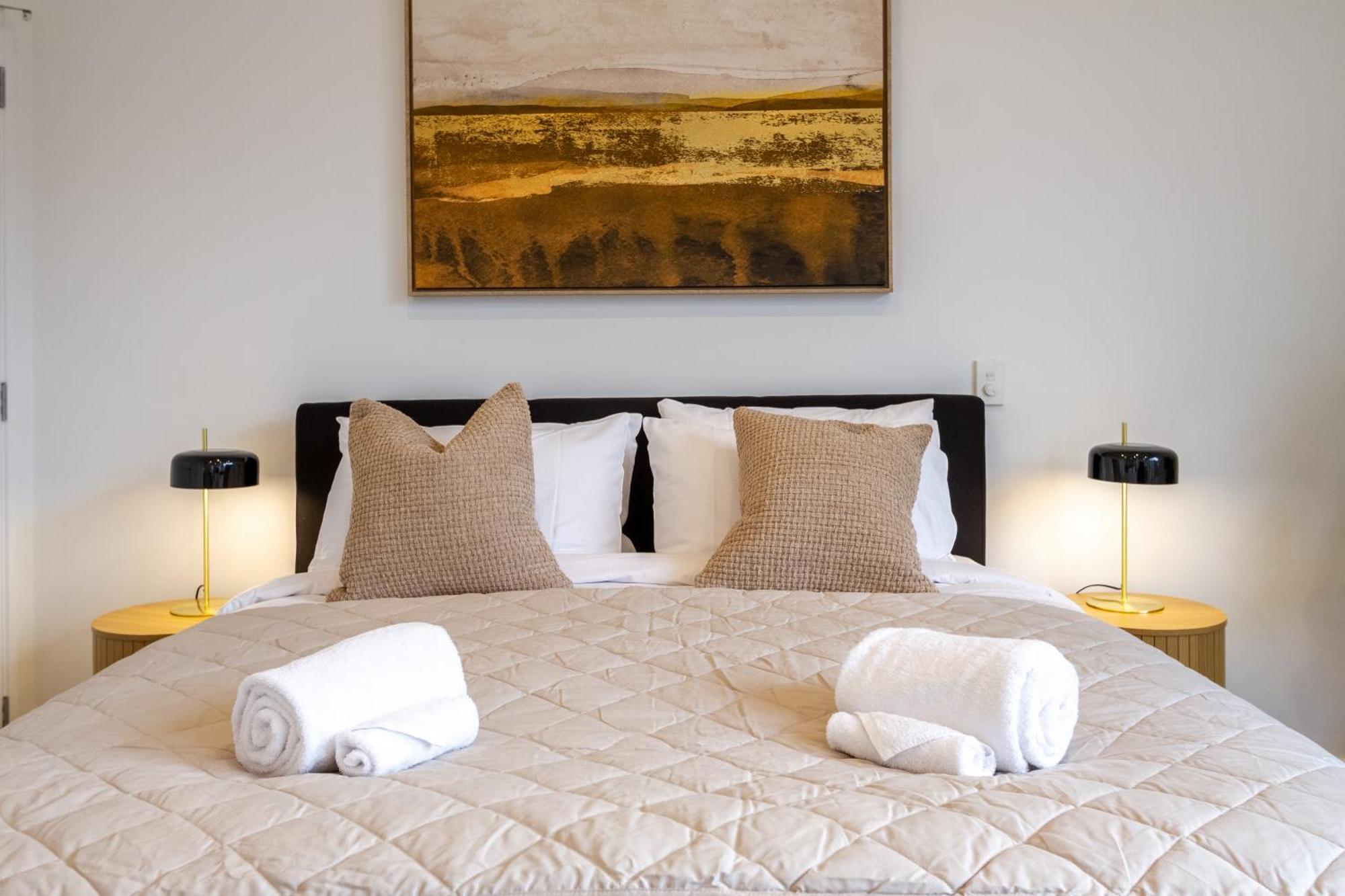 Single Level Studio, Cbd Escape: King Bed Christchurch