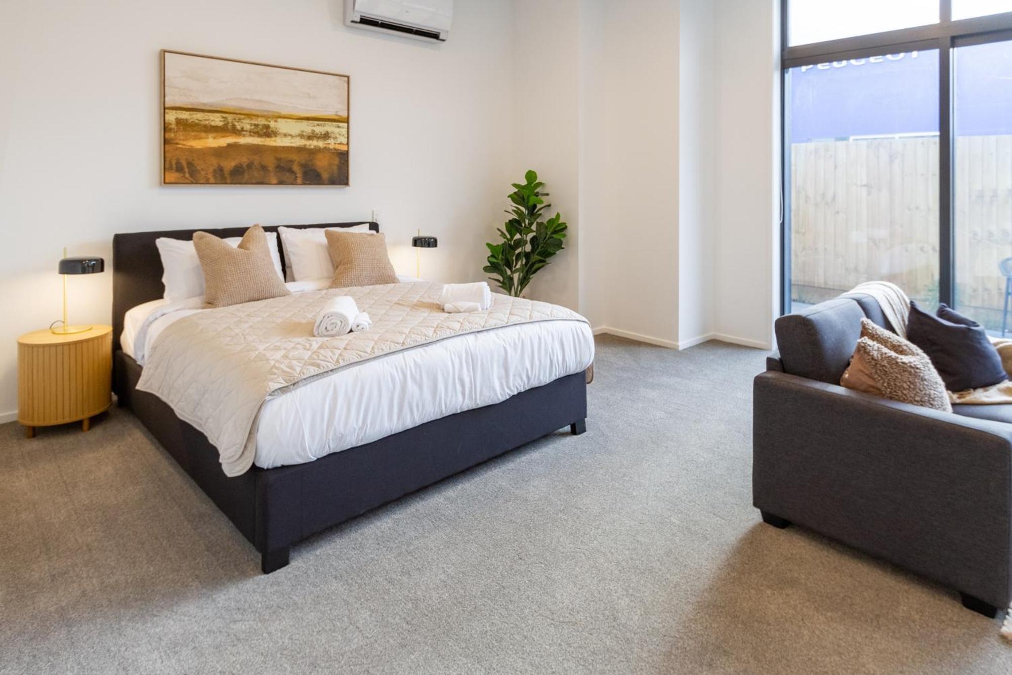 Single Level Studio, Cbd Escape: King Bed Apartment