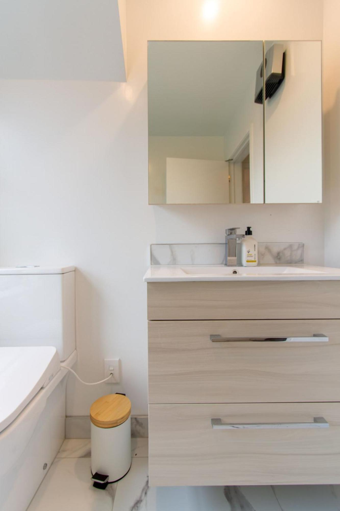 Apartment Gorgeous In - 2 Bed Oasis W/king Bed