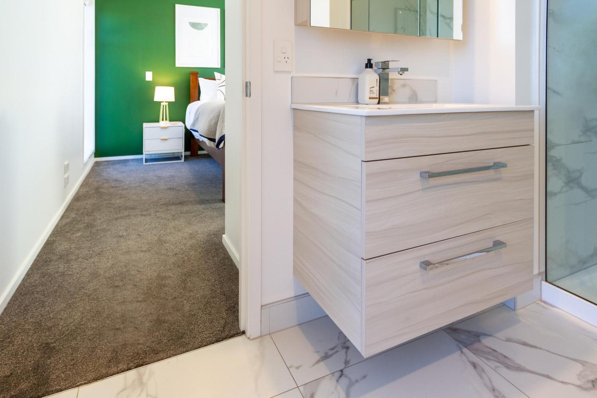 Gorgeous In - 2 Bed Oasis W/king Bed Apartment