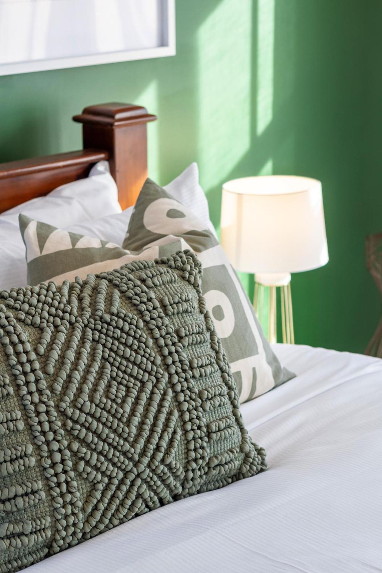 Gorgeous In - 2 Bed Oasis W/king Bed Apartment *