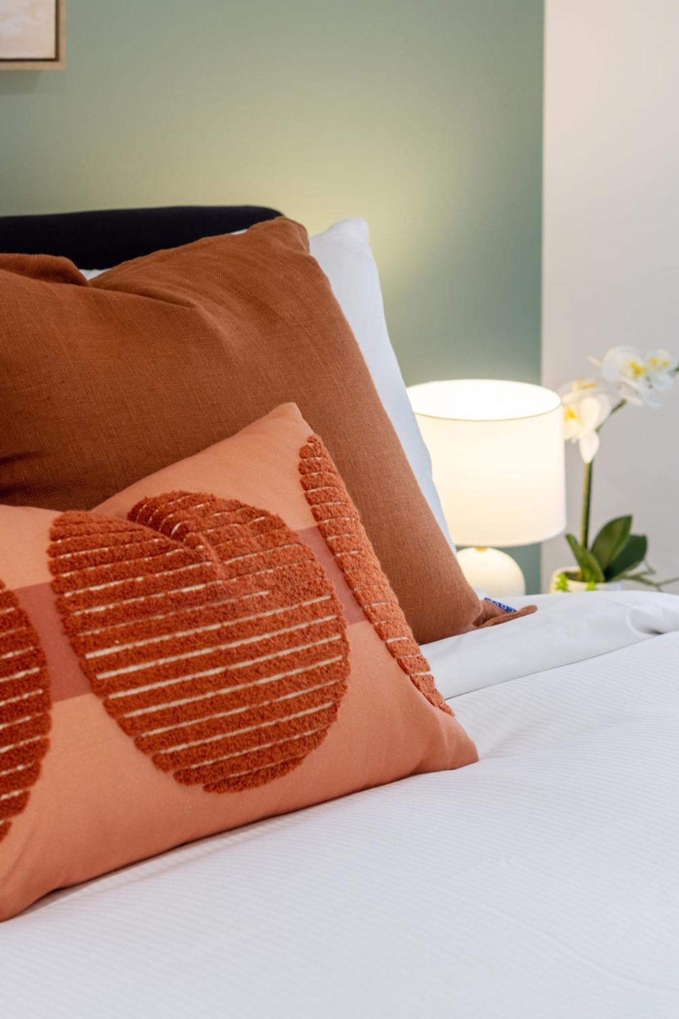 Chic 3-br Cbd Gem In Christchurch: Prime Location