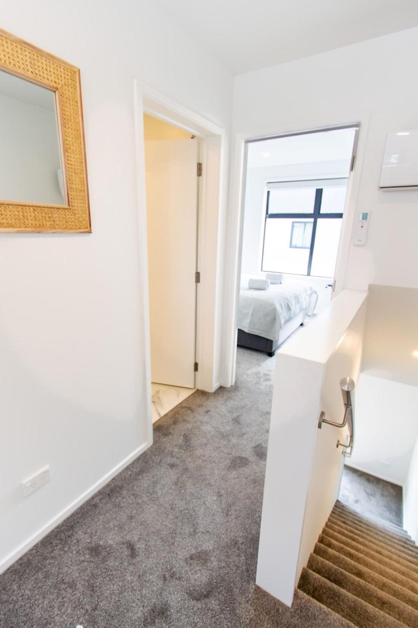Sunny Townhouse Central City 2 Bedroom