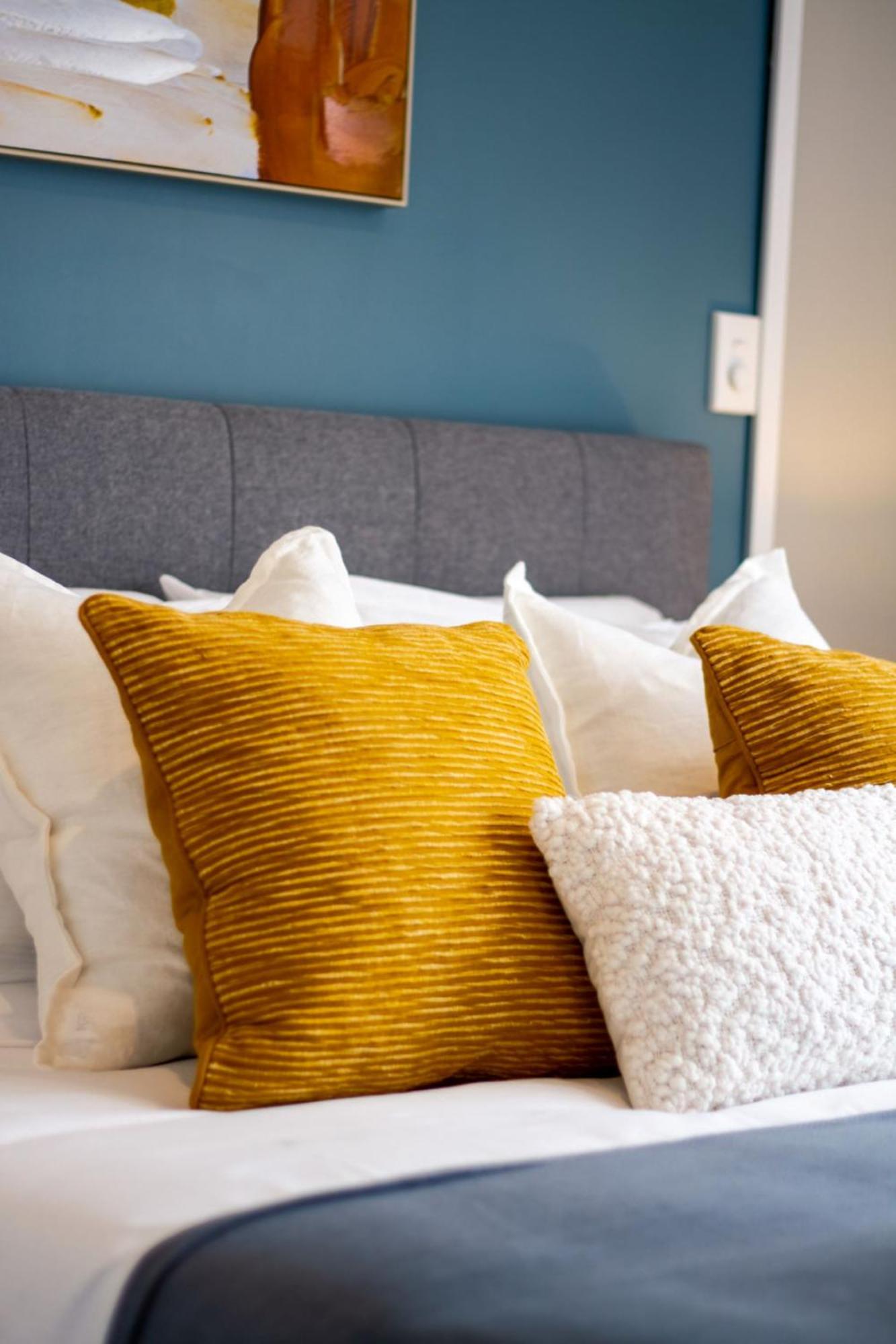 Glamorous 2 Bed Cbd Townhouse W/king Bed Apartment *