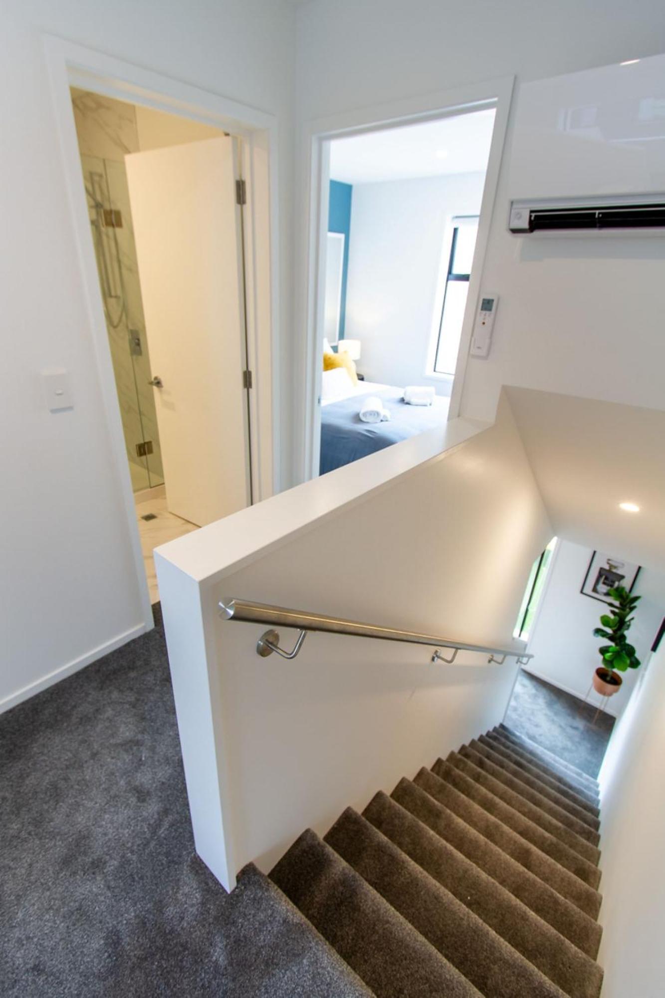 Glamorous 2 Bed Cbd Townhouse W/king Bed Apartment *