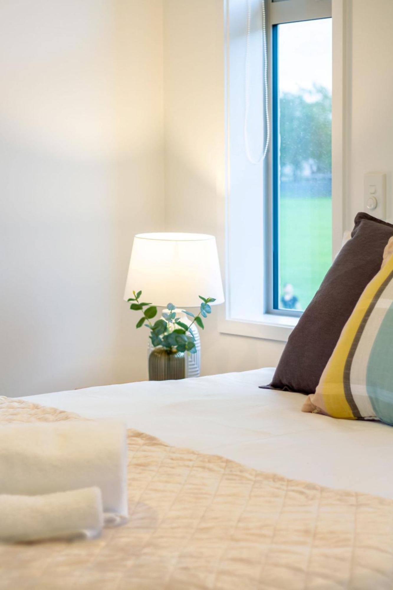 2 Bedrooms Overlooking Park - Exquisite Views Apartment Christchurch