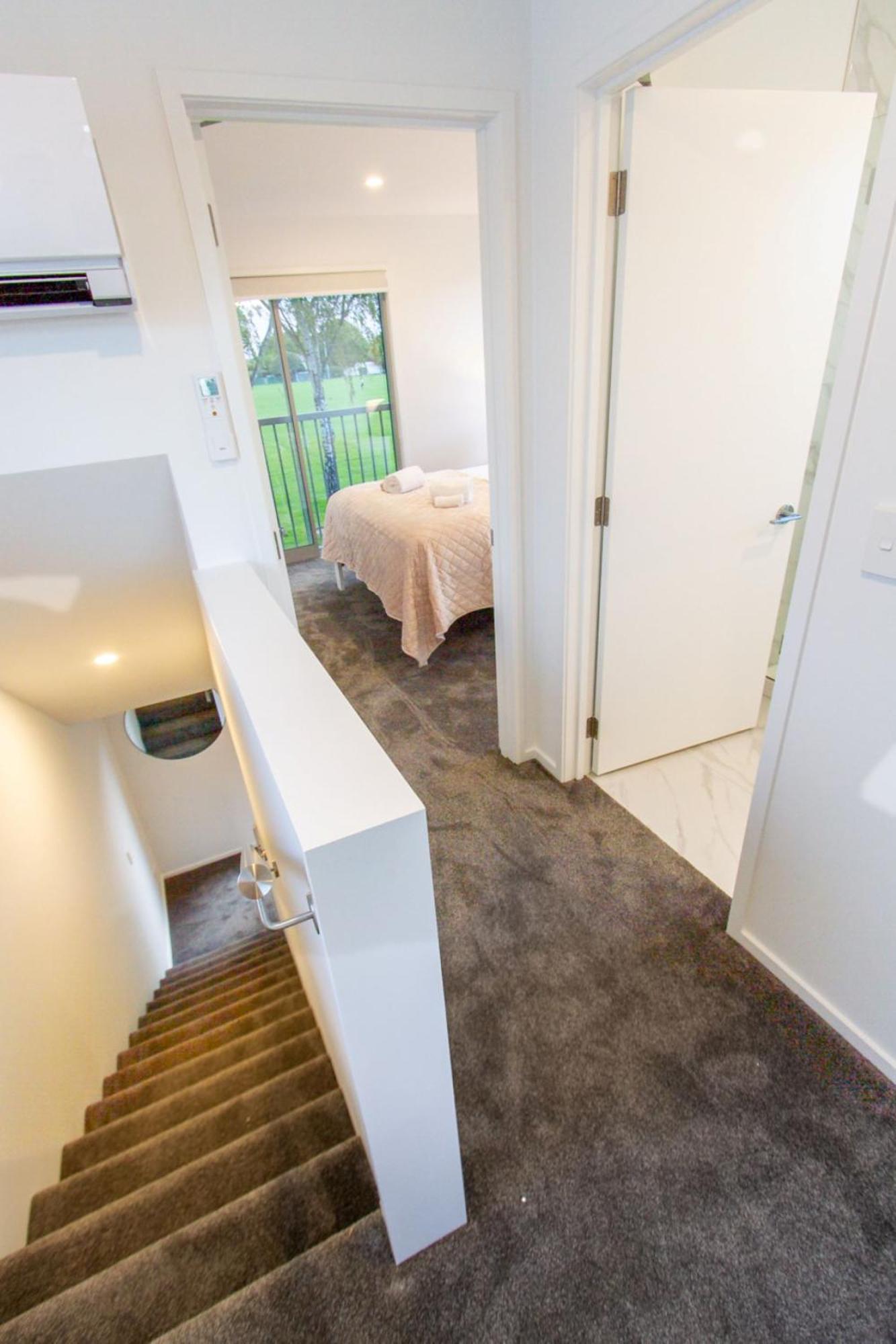 2 Bedrooms Overlooking Park - Exquisite Views * Christchurch