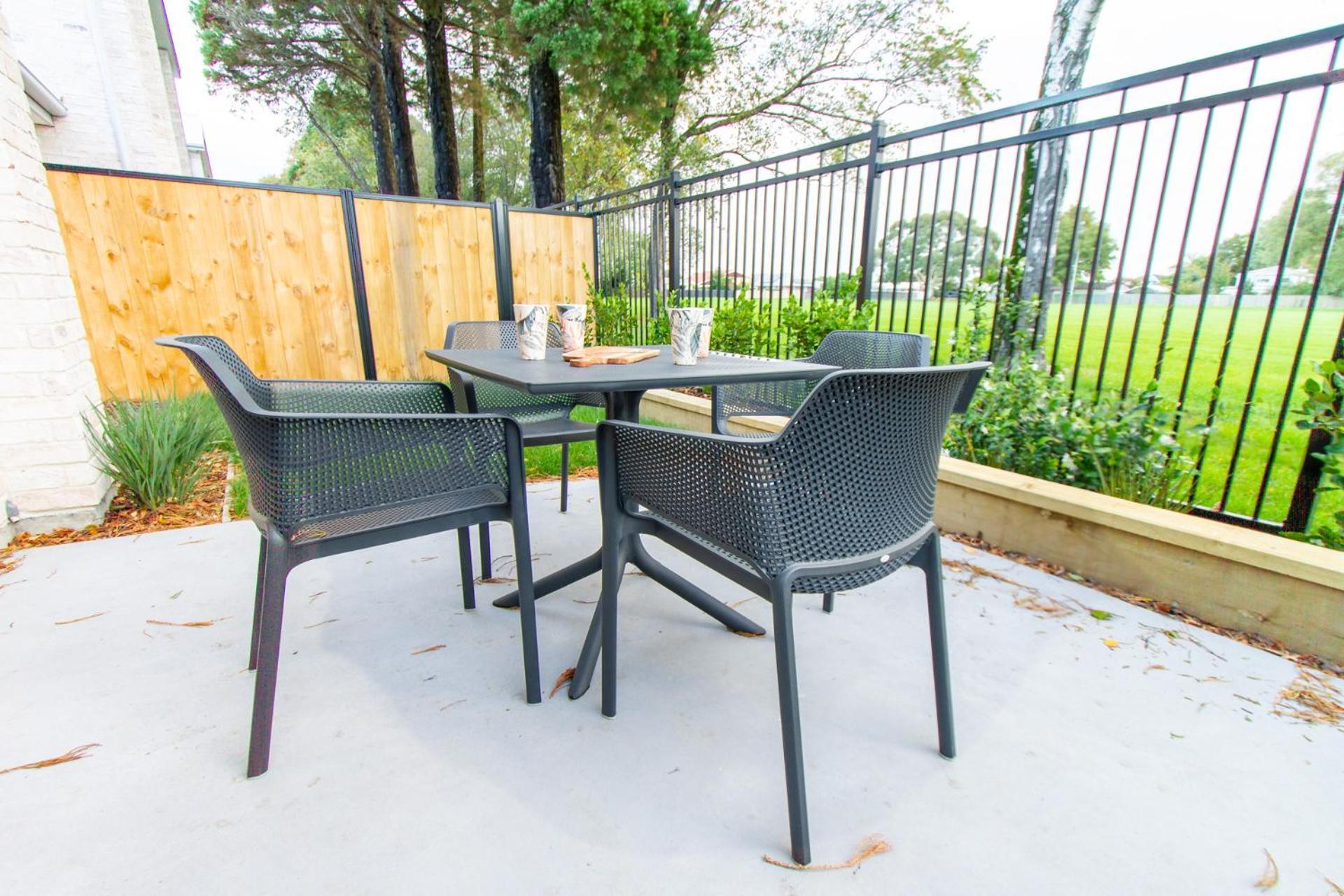 2 Bedrooms Overlooking Park - Exquisite Views Christchurch