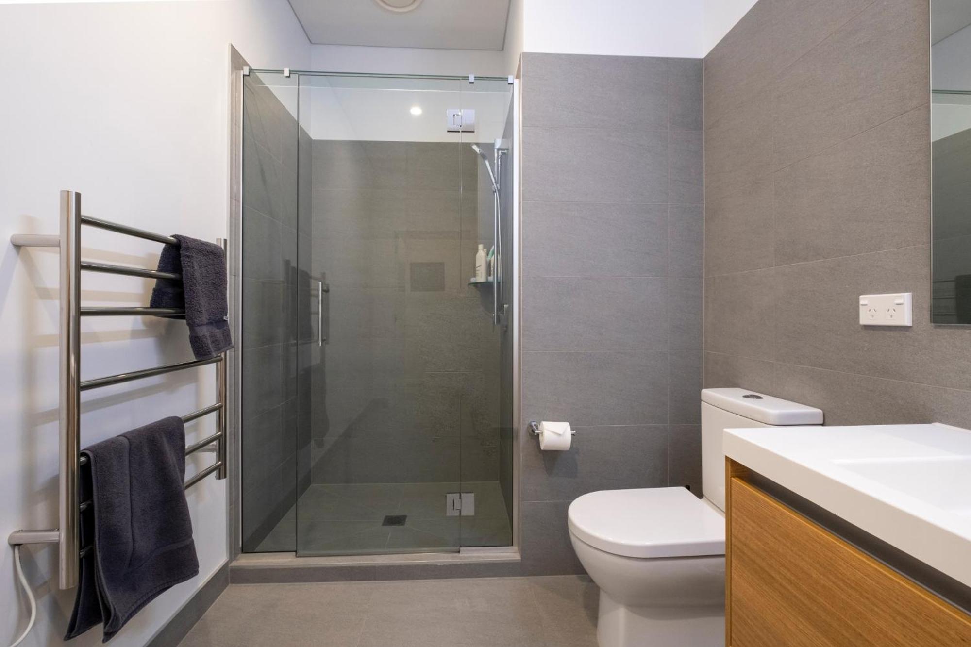 Modern, Ground Floor , Cbd, Free Parking, 2-3 Beds *