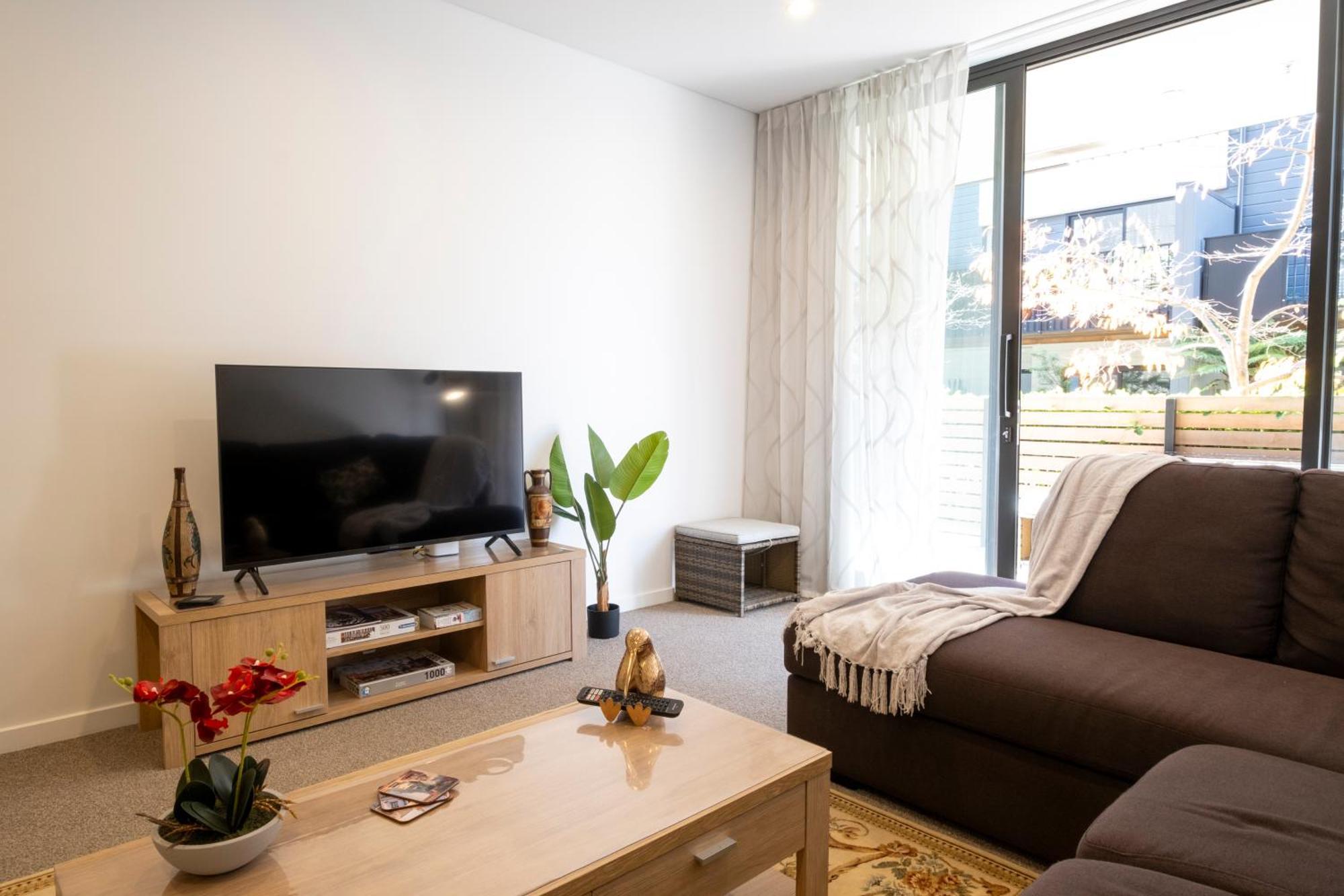Modern, Ground Floor , Cbd, Free Parking, 2-3 Beds