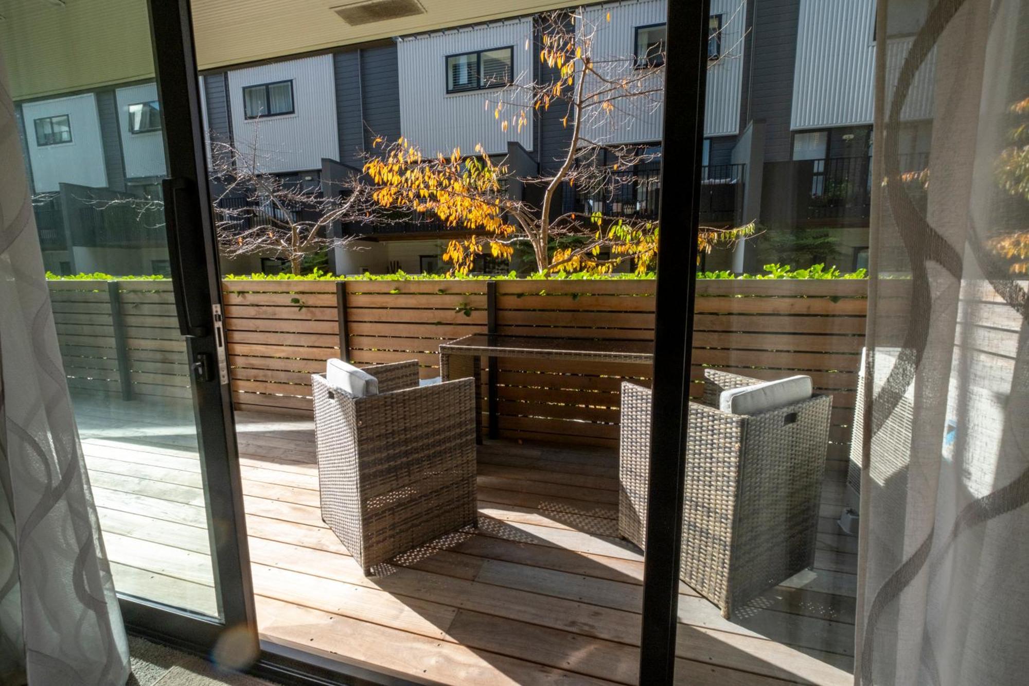 Modern, Ground Floor , Cbd, Free Parking, 2-3 Beds Apartment *