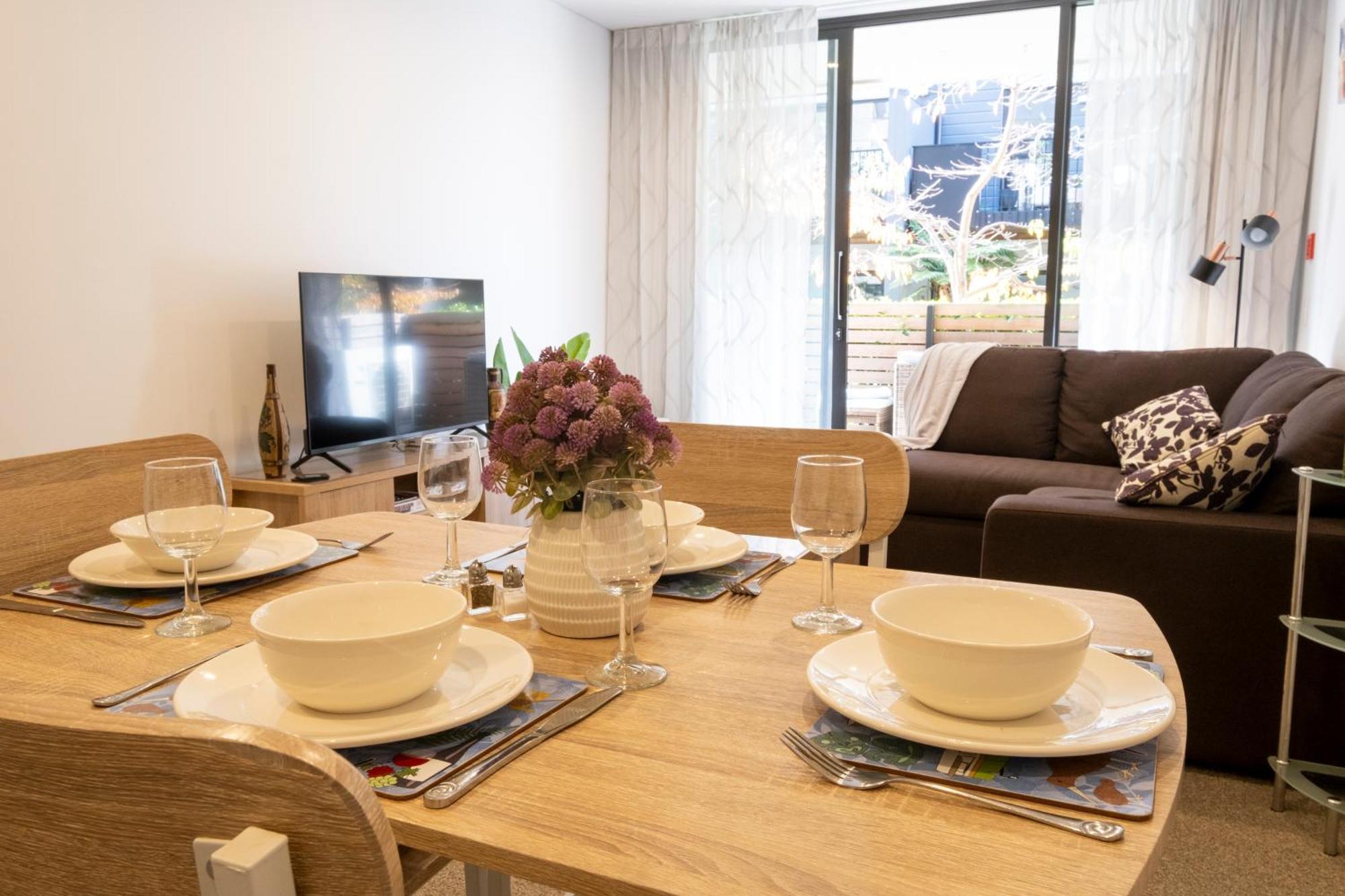 Modern, Ground Floor , Cbd, Free Parking, 2-3 Beds *