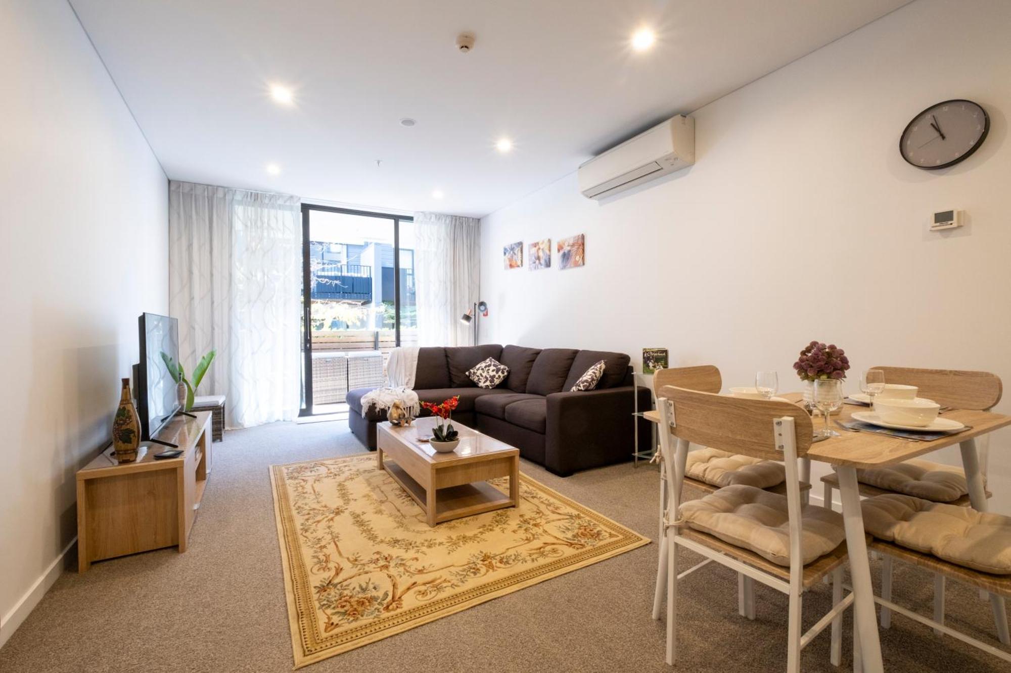 Modern, Ground Floor , Cbd, Free Parking, 2-3 Beds Apartment *