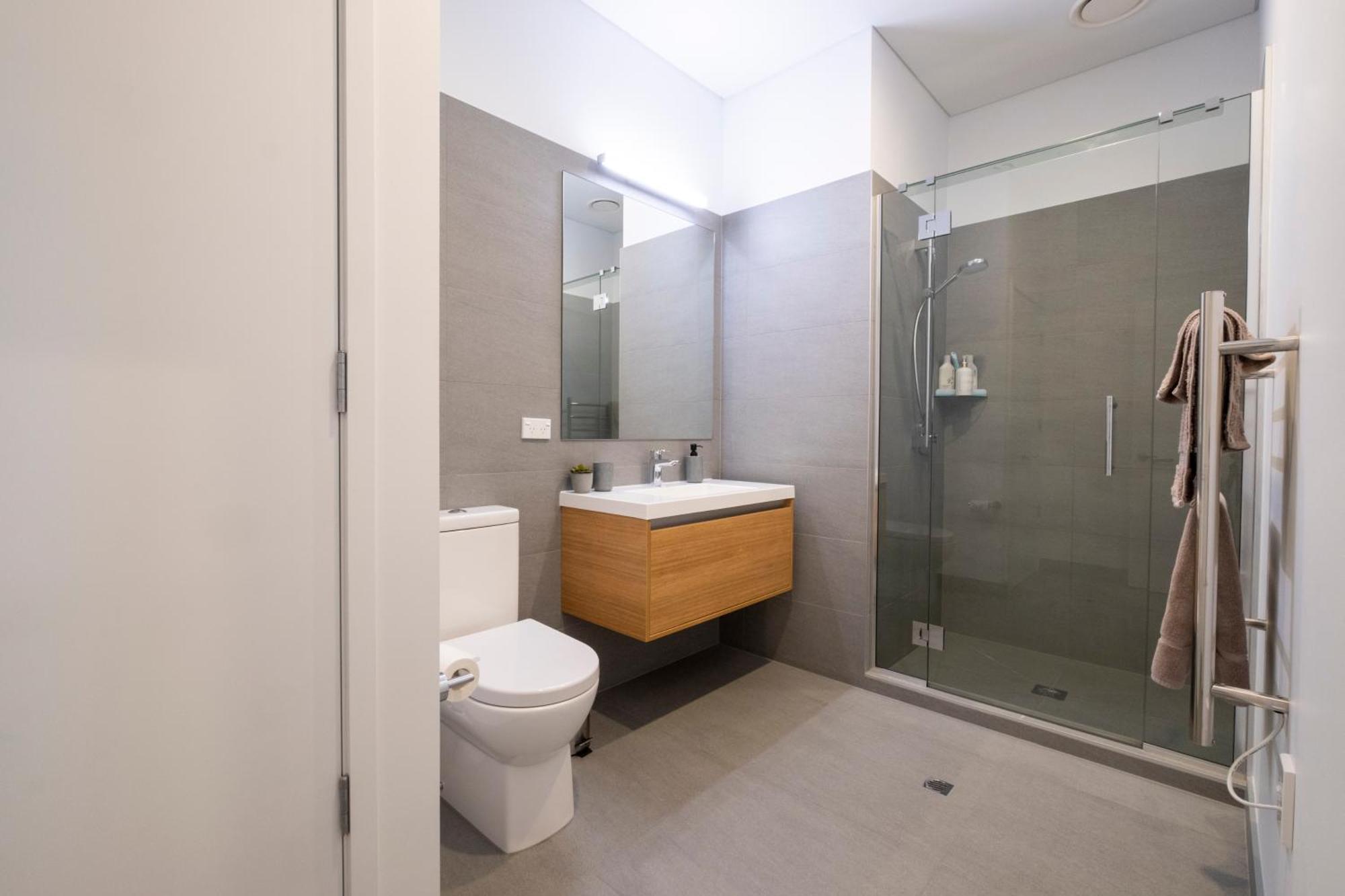 Apartment Modern, Ground Floor , Cbd, Free Parking, 2-3 Beds